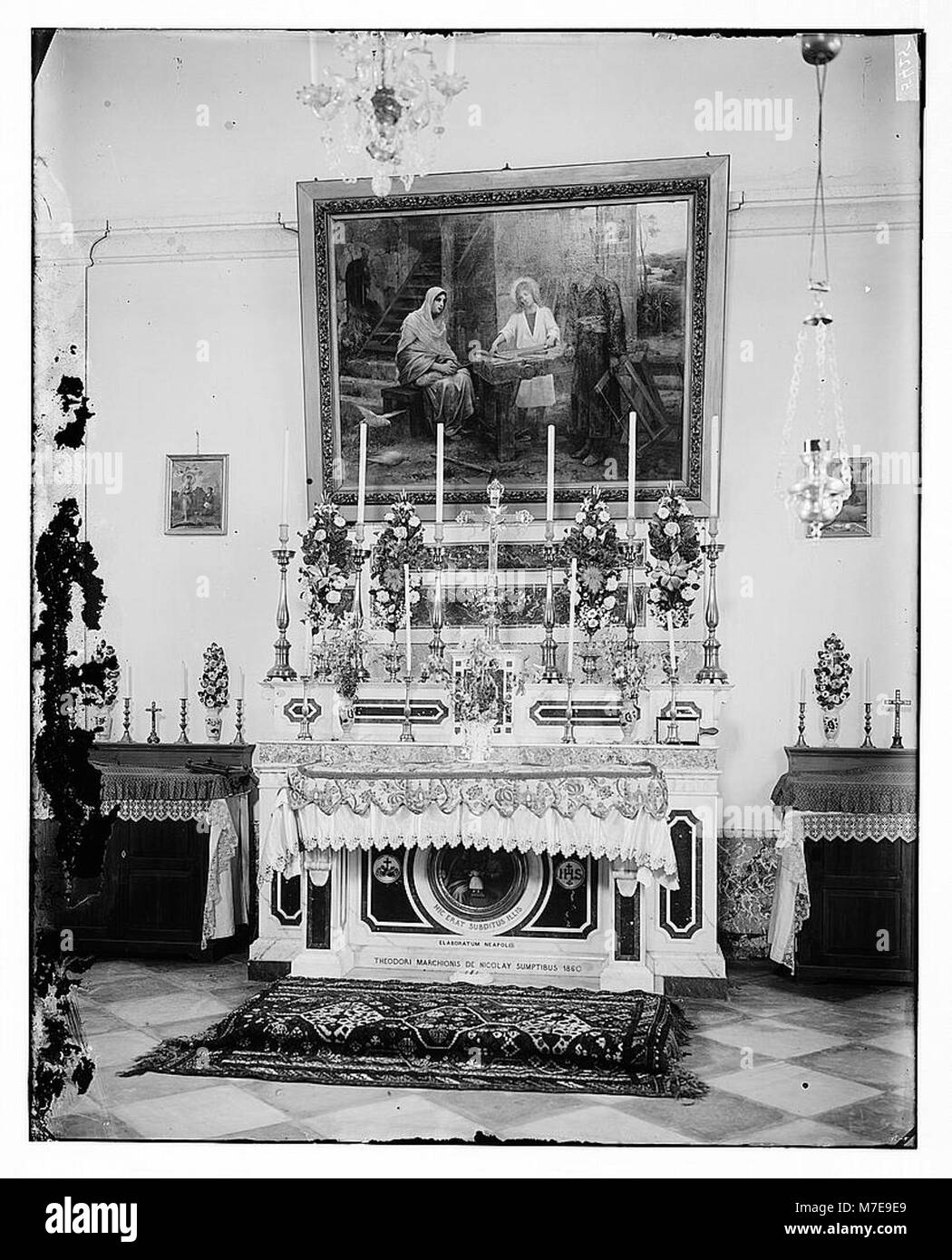 Cette image représente l'atelier de Joseph à Nazareth, un site biblique important. Il montre l'environnement traditionnel où Joseph, charpentier, aurait travaillé. La représentation met l'accent sur la nature simple et fonctionnelle de l'atelier. Banque D'Images