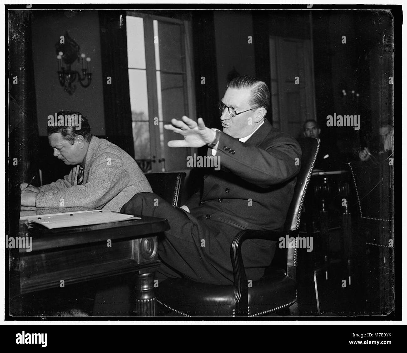 Cette image manque de légende, mais elle reste un artefact historique précieux. L'absence de titre invite les spectateurs à interpréter et à explorer le contexte ou le sujet de l'image par eux-mêmes. Banque D'Images