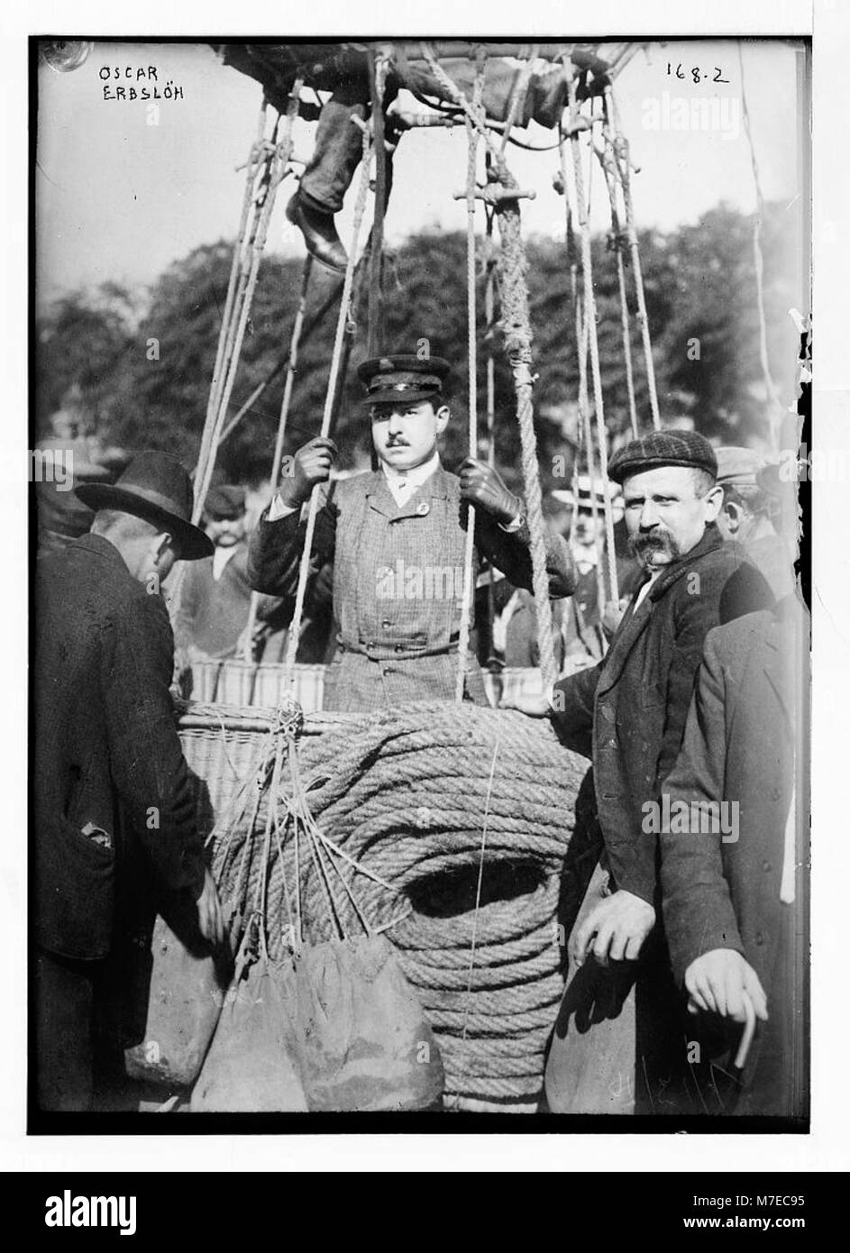 Oscar Erbsloh est représenté dans une photographie historique, se préparant à monter dans une montgolfière. Cette image reflète les progrès du début du XXe siècle dans le domaine de la montgolfière et de l'aviation. Banque D'Images