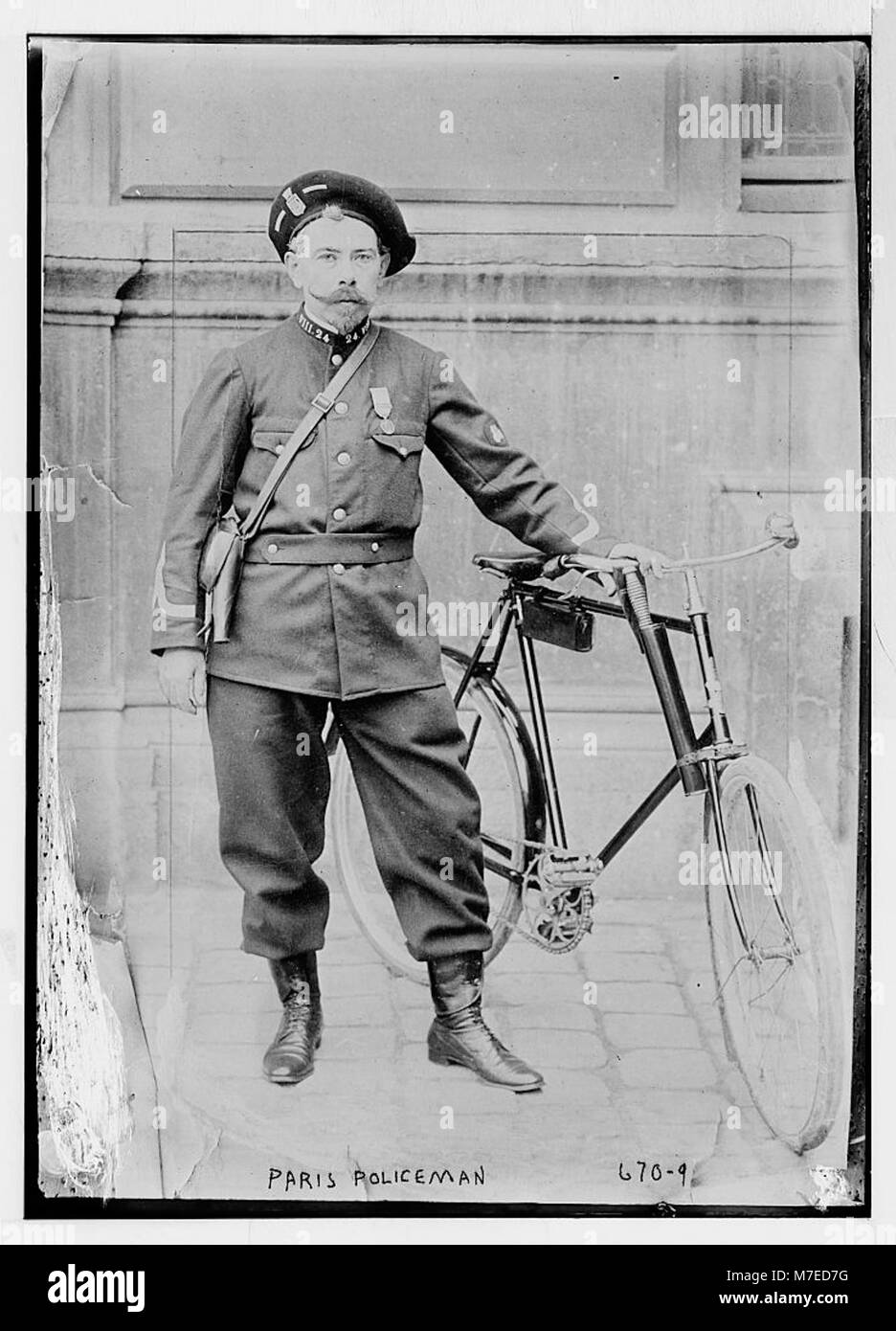 Une photographie représentant un policier parisien à vélo. L’image capture un moment du Paris du début du XXe siècle, mettant en évidence le rôle de l’application de la loi et du vélo comme mode de transport en milieu urbain, conservé dans la collection de la Bibliothèque du Congrès LCCN2014683209. Banque D'Images