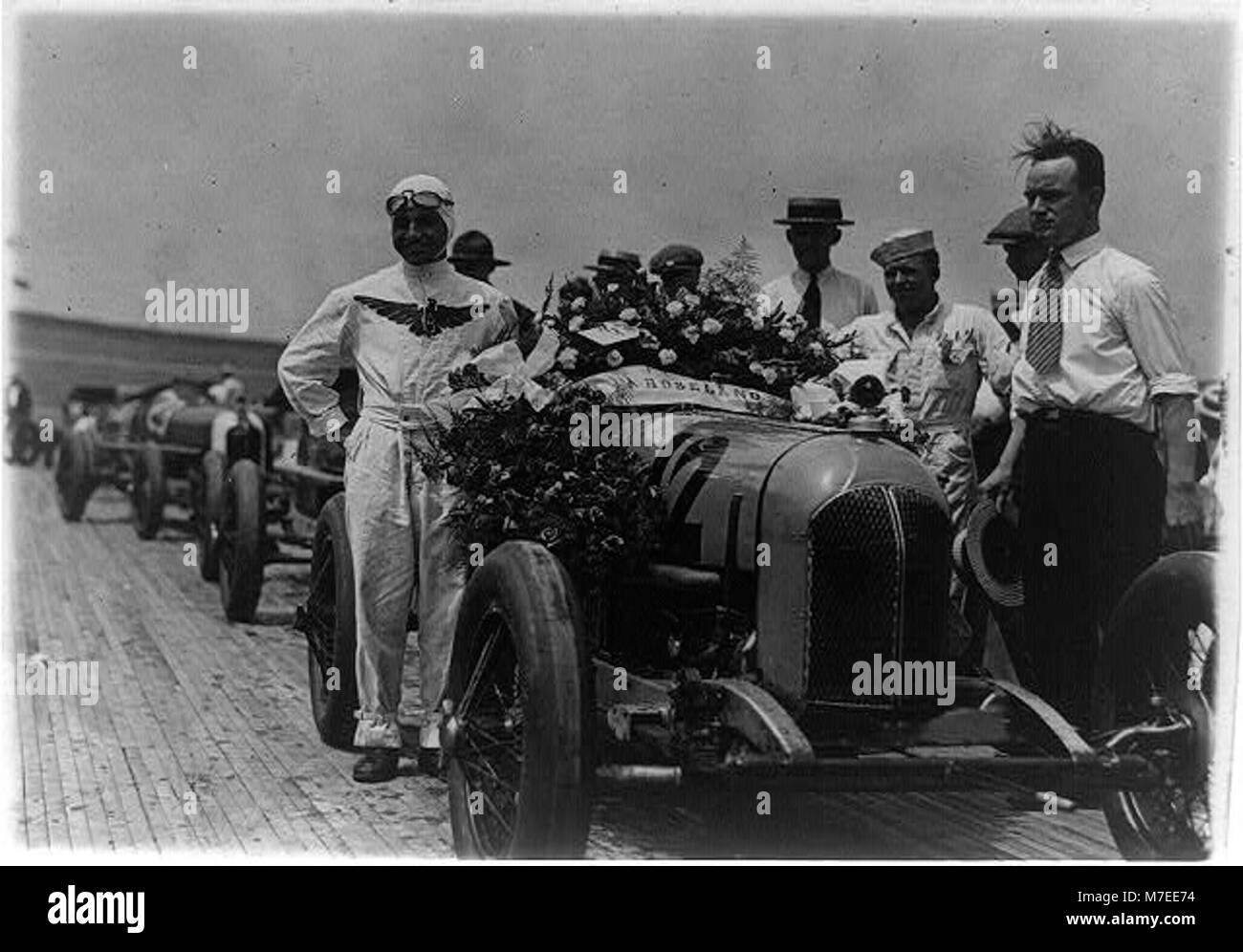 Peter de Paolo, un pilote automobile expérimenté, est photographié juste avant le départ de la course Balto-Washington de 250 miles. De Paolo est devenu le vainqueur de cette course prestigieuse, mettant en valeur son talent et son endurance. Banque D'Images
