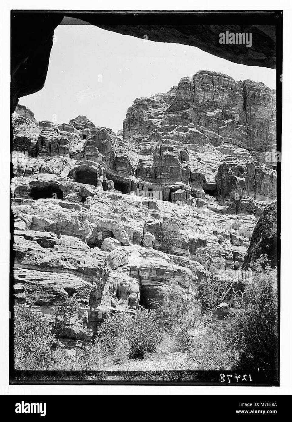 Une photographie capturant les falaises spectaculaires de Pétra, un site historique en Jordanie, mettant en valeur les formations rocheuses naturelles de la ville antique. Banque D'Images