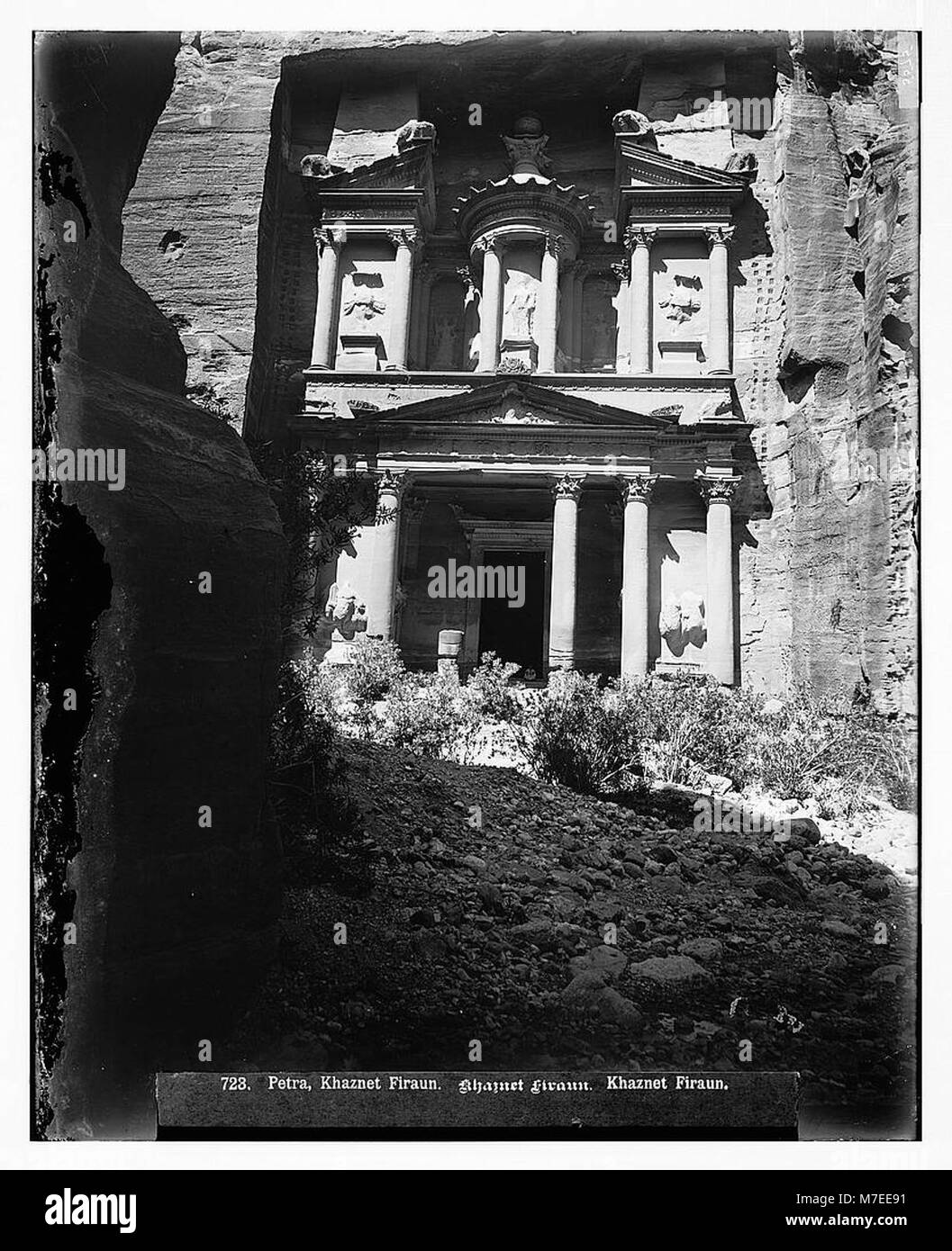 Une vue de face du temple d'el-Khazneh à Pétra, en Jordanie, l'une des structures les plus célèbres et emblématiques de l'ancienne ville nabatéenne. La photographie met en valeur son architecture monumentale taillée dans la roche. Banque D'Images
