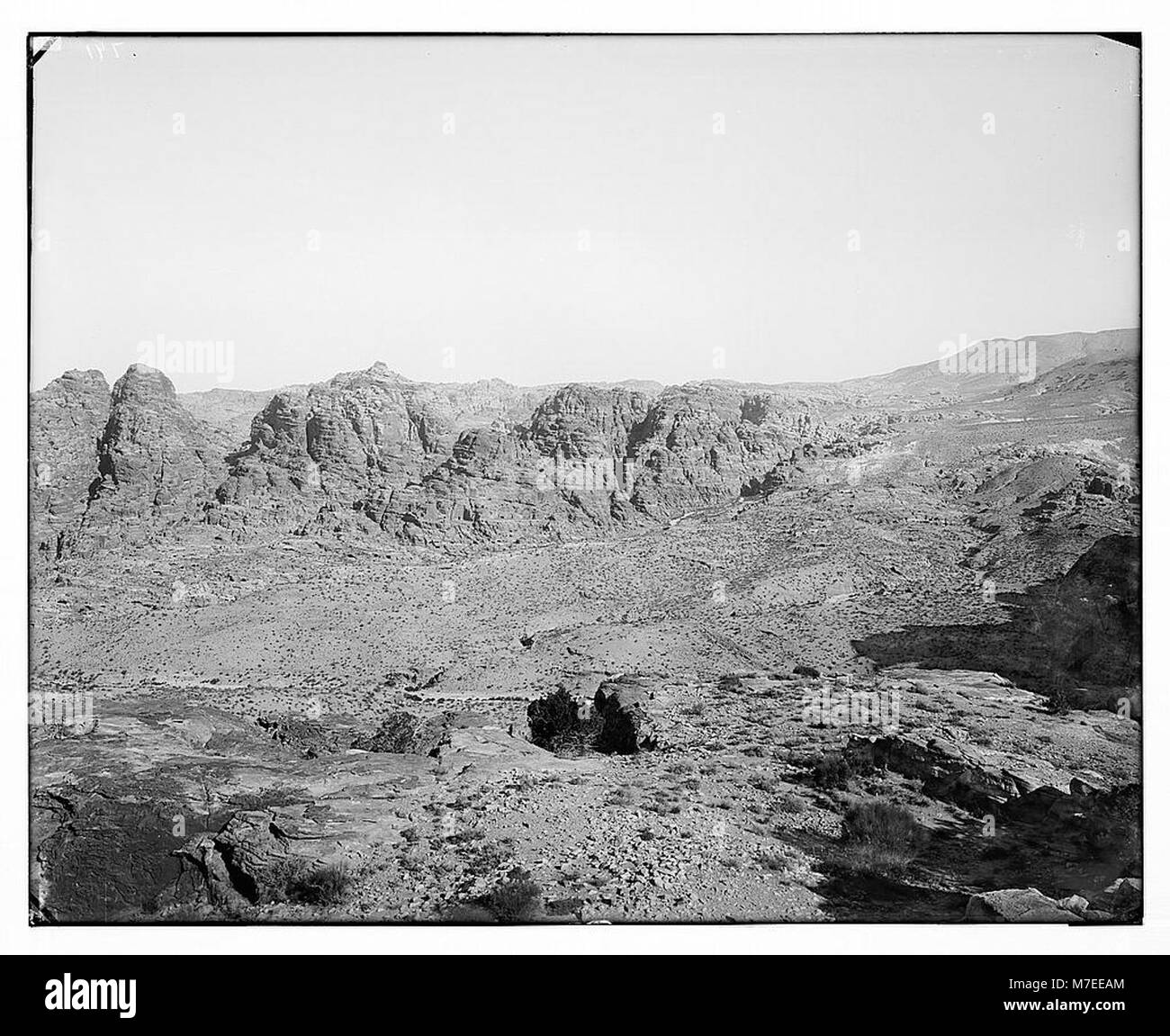 Une vue panoramique sur les montagnes qui entourent Petra, une ancienne ville de Jordanie, mettant en valeur son paysage désertique unique et son importance archéologique. Banque D'Images