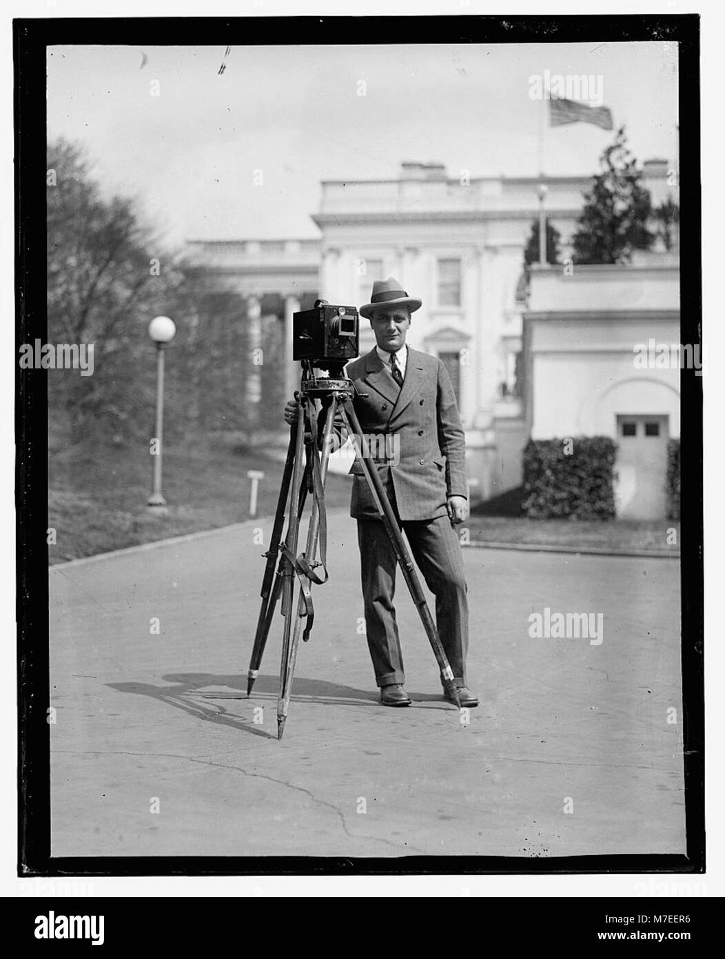 Un photographe capture un moment à l’extérieur de la Maison Blanche, probablement lors d’un événement public ou important, mettant en valeur la résidence présidentielle américaine et ses environs. Banque D'Images Un photographe capture un moment à l’extérieur de la Maison Blanche, probablement lors d’un événement public ou important, mettant en valeur la résidence présidentielle américaine et ses environs. Banque D'Images