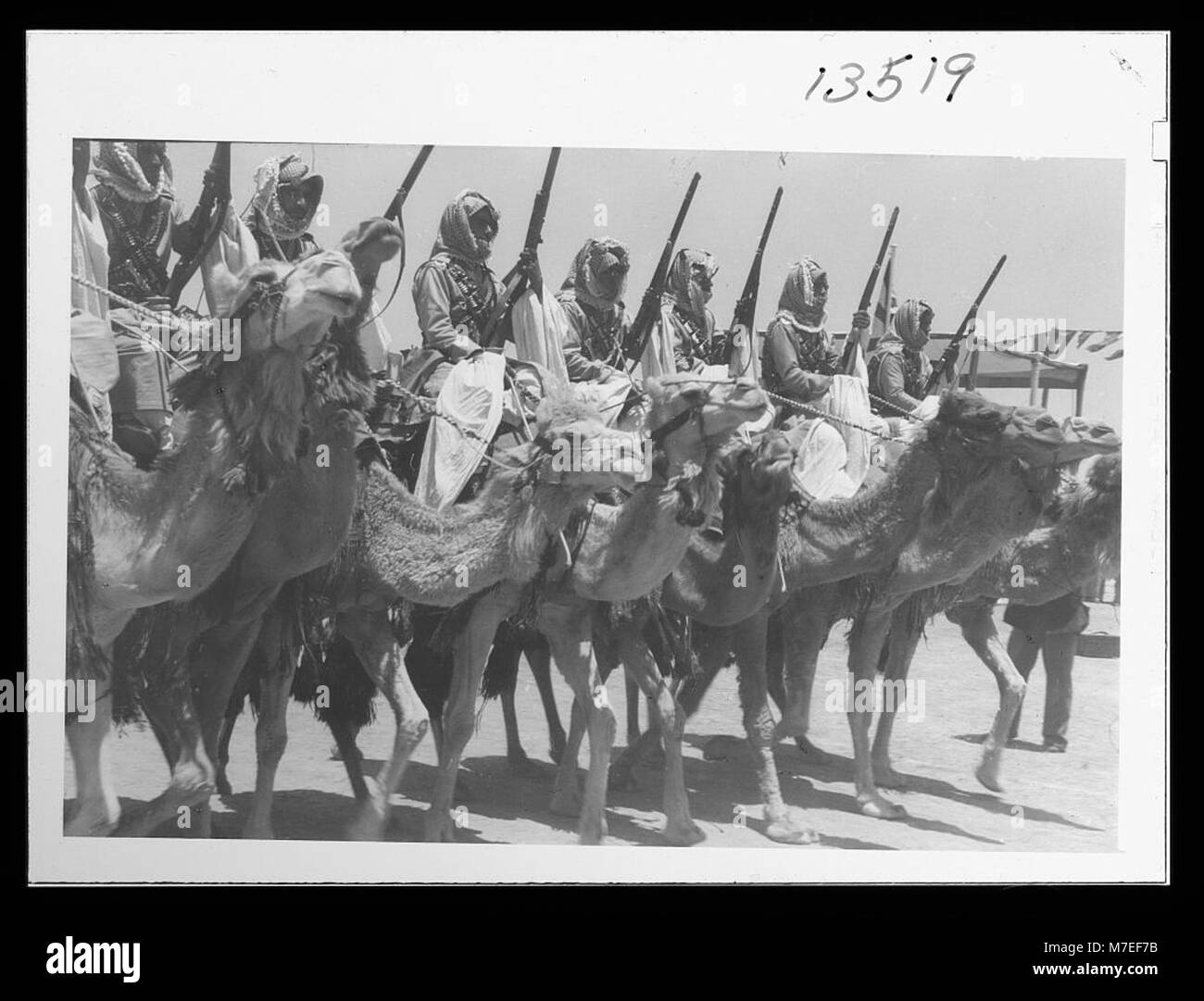 Une photographie du couronnement du roi Abdallah à Amman, avec la cavalerie de la Légion arabe effectuant une marche passée pour célébrer l'événement. Cette image capture un moment militaire et royal historique. Banque D'Images