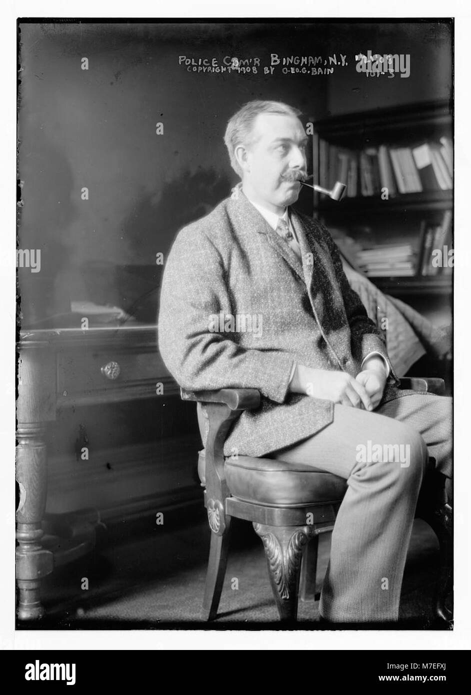 Un portrait du commandant de police Bingham de New York, montré assis avec une pipe. L'image capture un moment de leadership au sein de la police. Banque D'Images