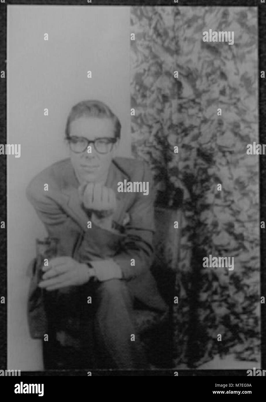 Portrait d'Antony Armstrong-Jones, connu sous le nom de Lord Snowdon, capturant son image en tant que personnage public et photographe au milieu du XXe siècle. Banque D'Images