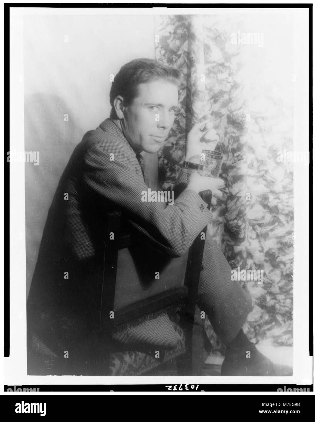 Ce portrait d’Antony Armstrong-Jones, photographe et aristocrate britannique, capture sa présence distinguée, reflétant son influence à la fois dans le monde de la photographie et dans la société britannique. Banque D'Images