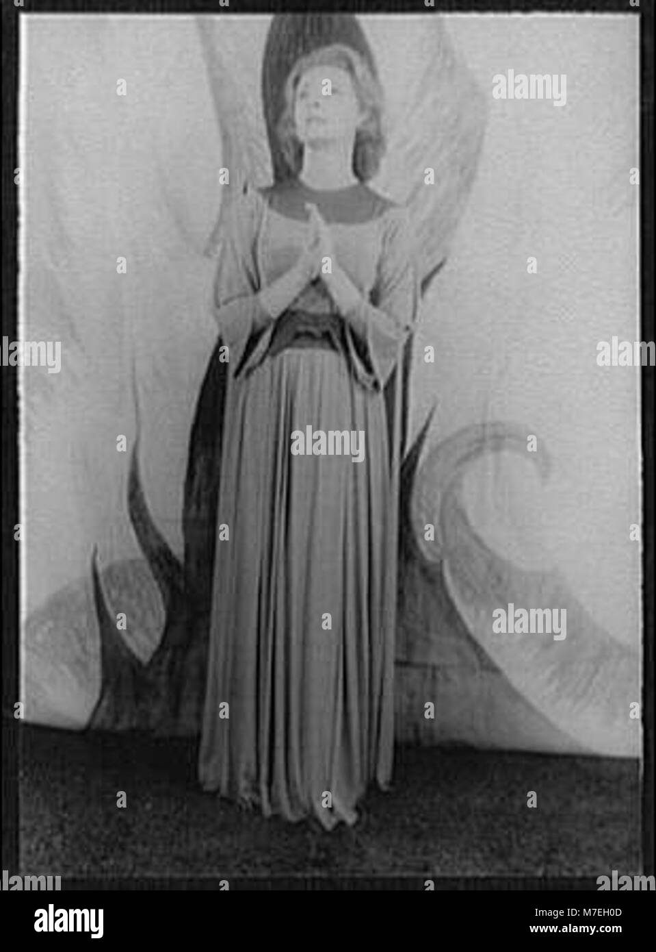 Un portrait de Felicia Montealegre, habillée en Jeanne d'Arc dans l'opéra Jeanne au bûcher de Honegger et Claudel, la représentant en costume pour le rôle. Banque D'Images