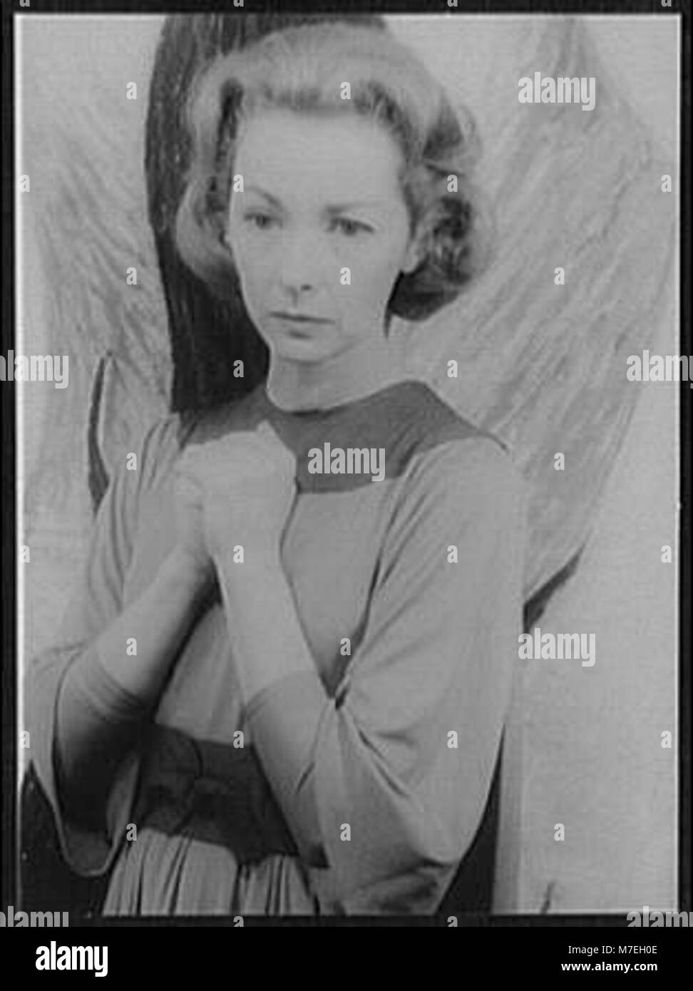 Un portrait de Felicia Montealegre incarnant Jeanne d'Arc dans l'opéra "Jeanne au bûcher" de Honegger et Claudel, capturant l'essence dramatique de sa performance. Banque D'Images