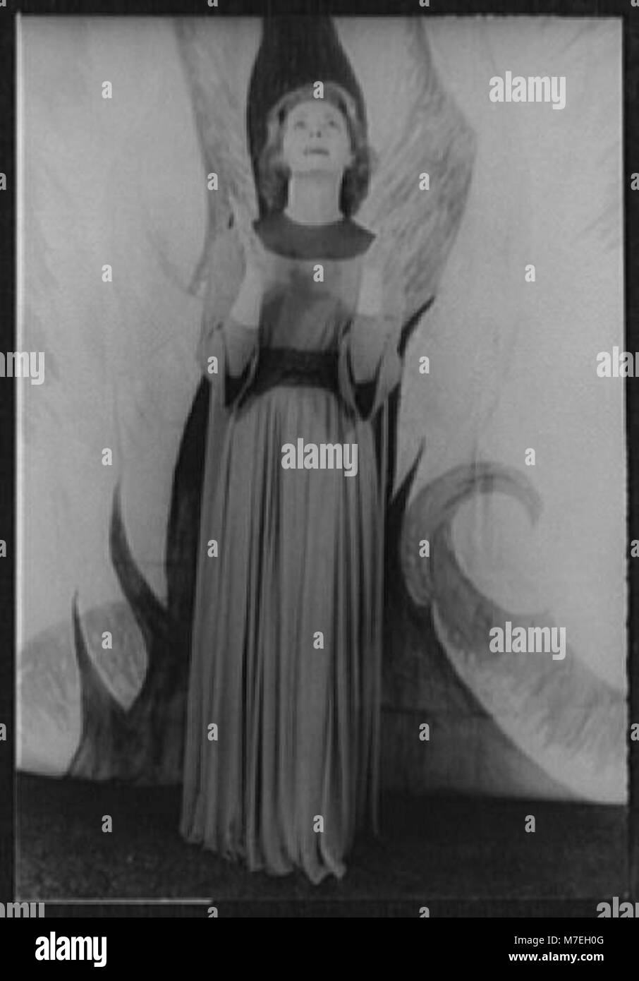 Un portrait de Felicia Montealegre dans le rôle de Jeanne dans 'Jeanne au bûcher', une représentation dramatique de la pièce par Honegger et Claudel, mettant en valeur son puissant portrait de Jeanne d'Arc. Banque D'Images