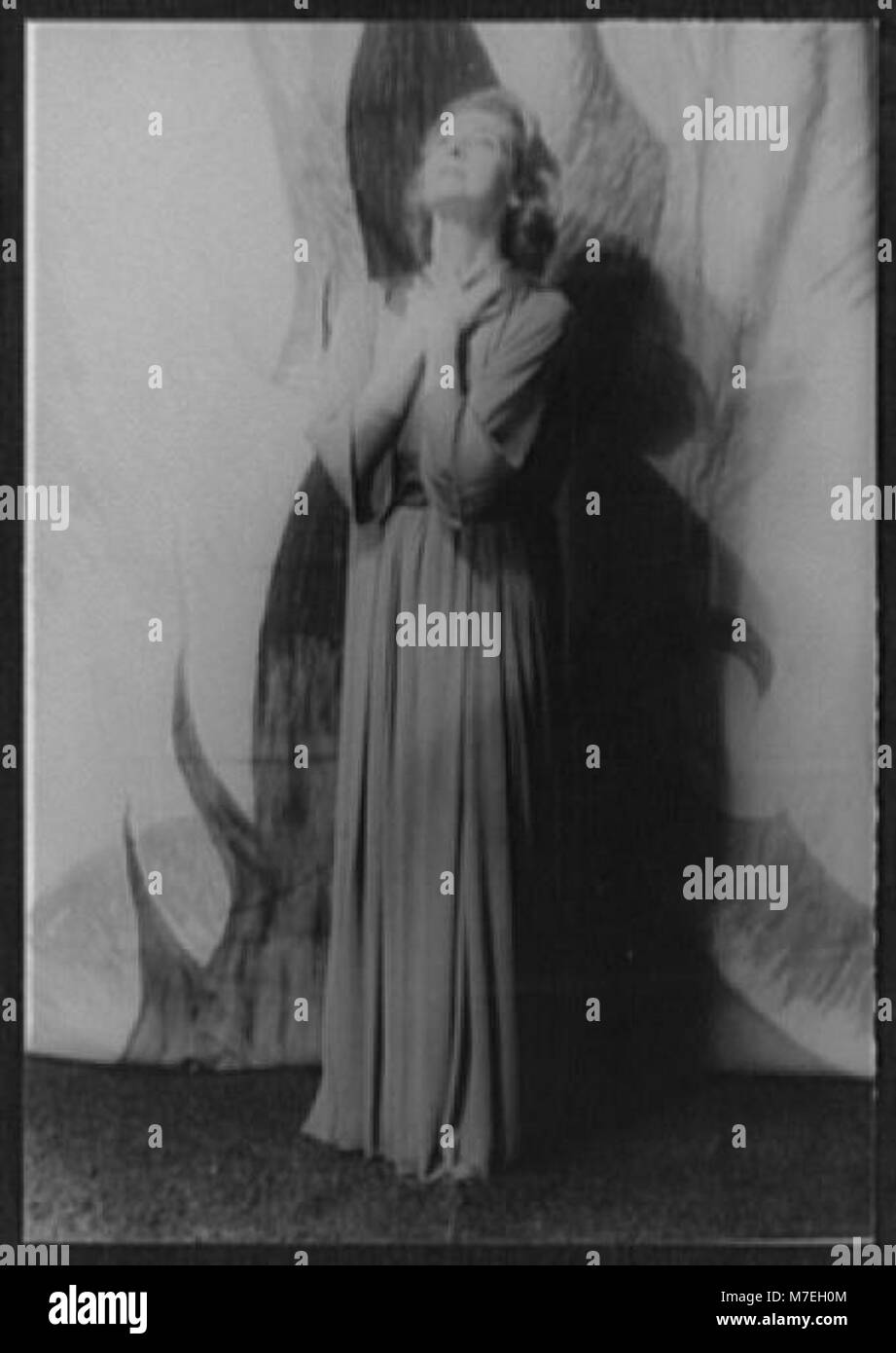 Ce portrait met en scène Felicia Montealegre dans le rôle de Jeanne dans l'opéra « Jeanne au bûcher » de Honegger et Claudel, dépeignant son puissant portrait de la figure historique emblématique Jeanne d'Arc. Banque D'Images