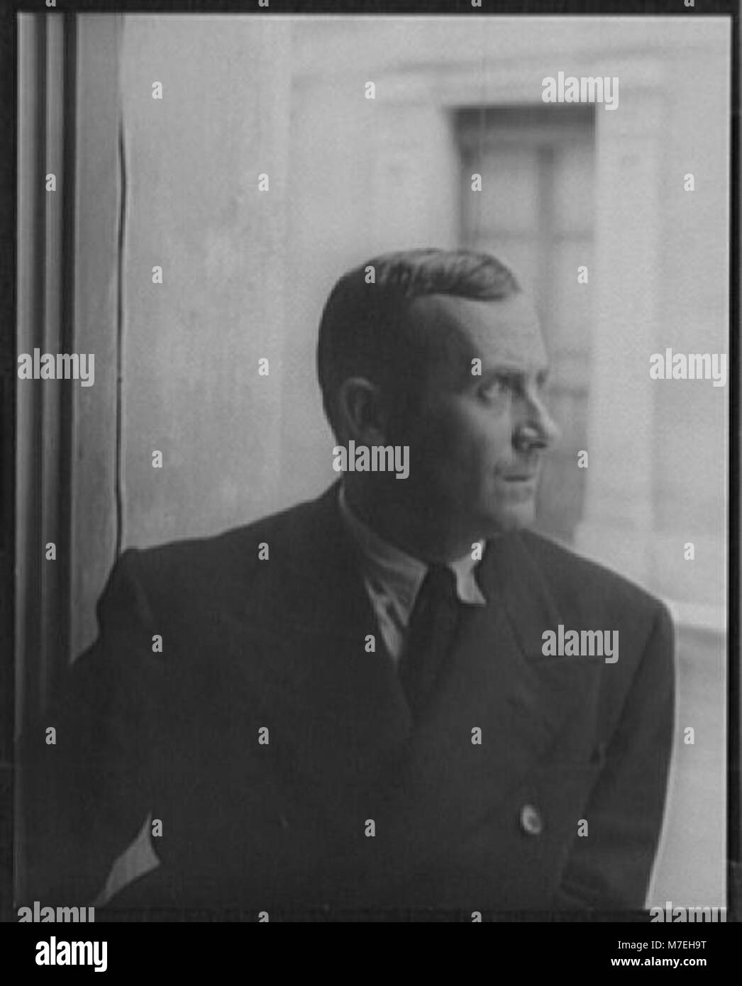 Ce portrait de Joan Miró, artiste espagnol de renom, capture l'essence de sa vision créative et de son influence sur l'art moderne, reflétant son style distinctif. Banque D'Images