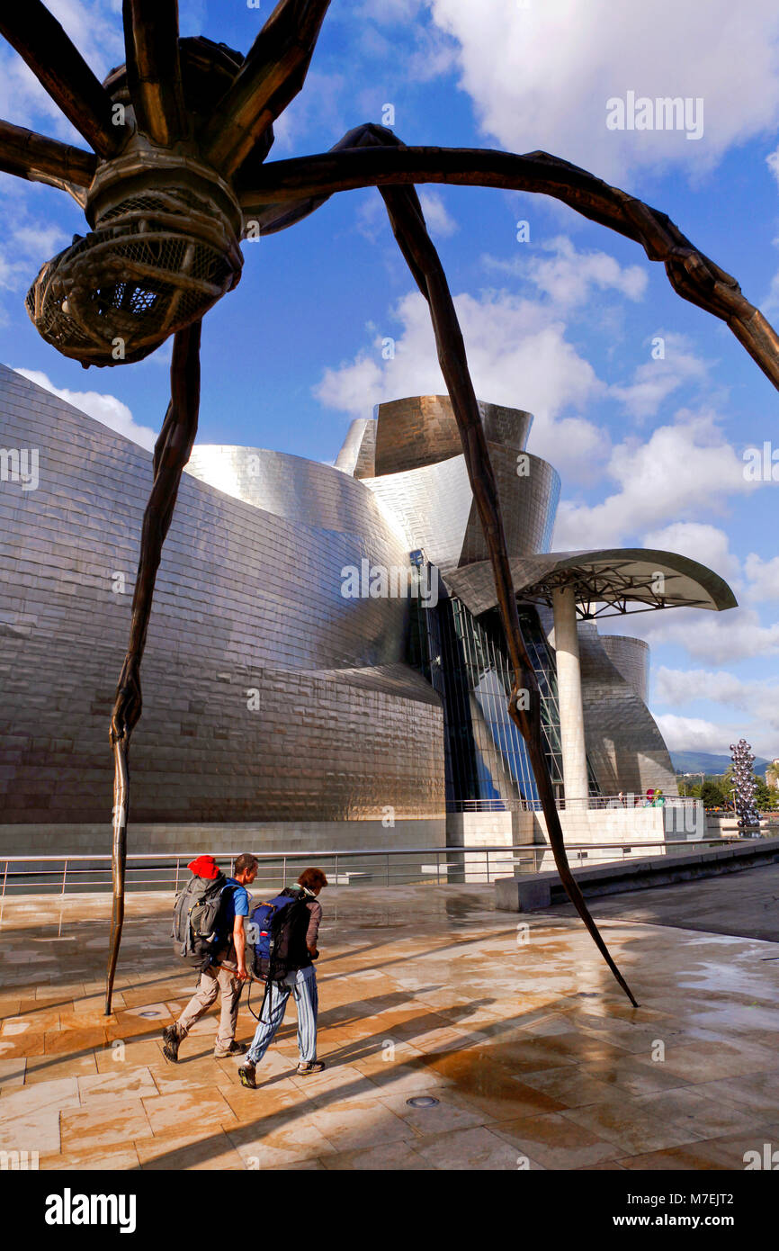 Camino pèlerins passant le Musée Guggenheim Bilbao et la Maman araignée, Bilbao, Pays Basque, Espagne Banque D'Images