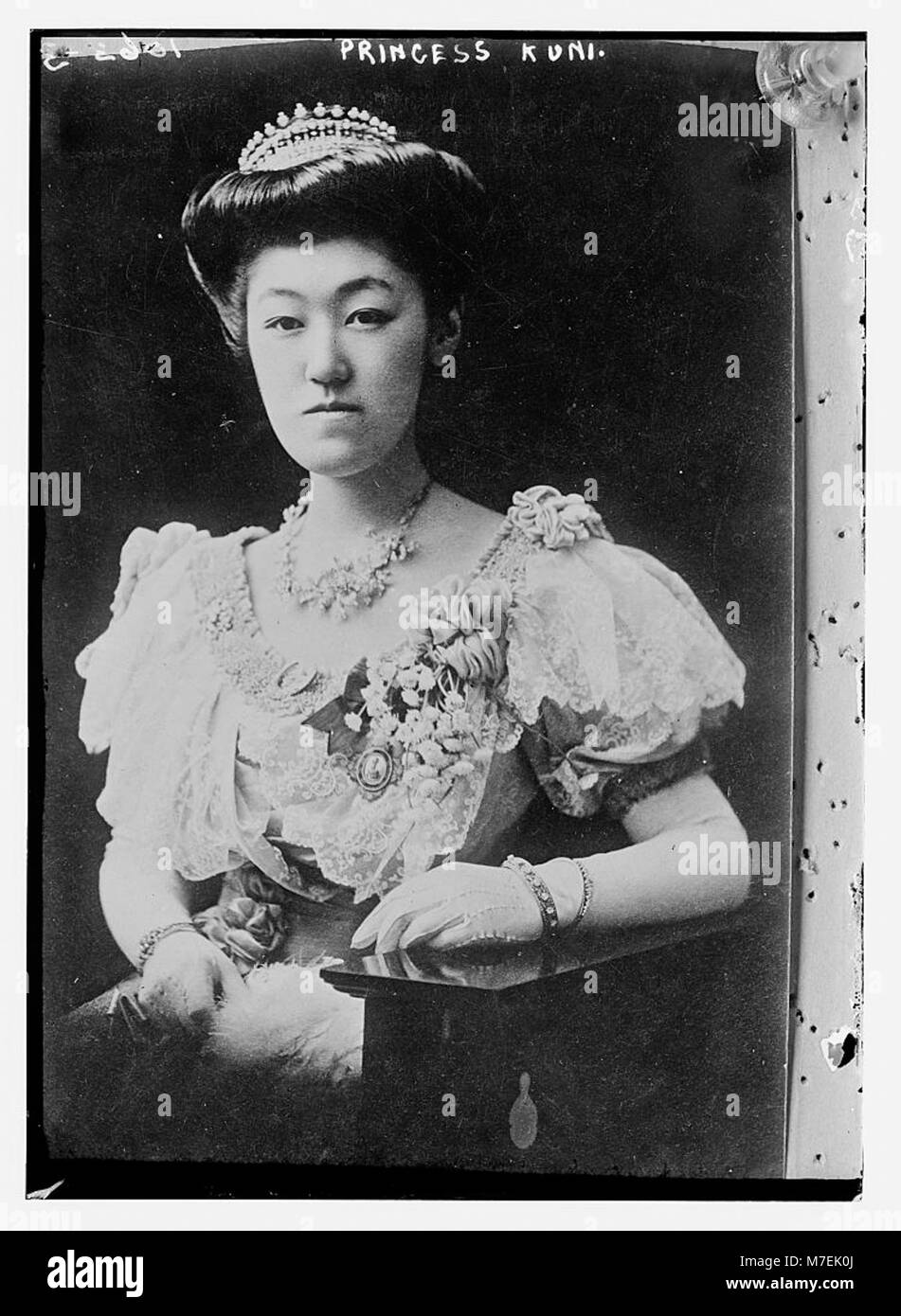 La princesse Kuni est assise dans une pose formelle. Le portrait souligne sa tenue royale et son comportement serein, reflétant son statut dans la noblesse japonaise au début du XXe siècle. Banque D'Images