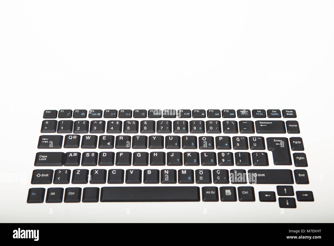 Portrait d'un clavier alphanumérique QWERTY ordinateur avec touches noires  sur argent dégradé à blanc avec copie espace ci-dessus Photo Stock - Alamy