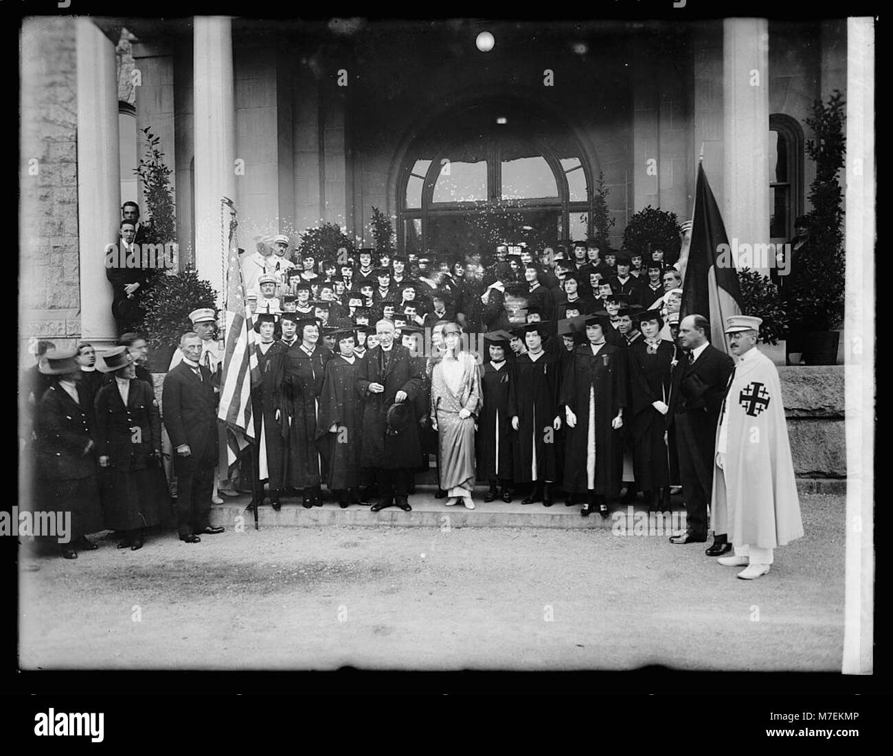 Une image de la reine Marie de Belgique et du cardinal Giffons, capturée dans un groupe au Trinity College de Washington, D.C. la photographie met en lumière leur visite et l’importance de leur présence dans le contexte de l’histoire de l’institution et des liens culturels. Banque D'Images