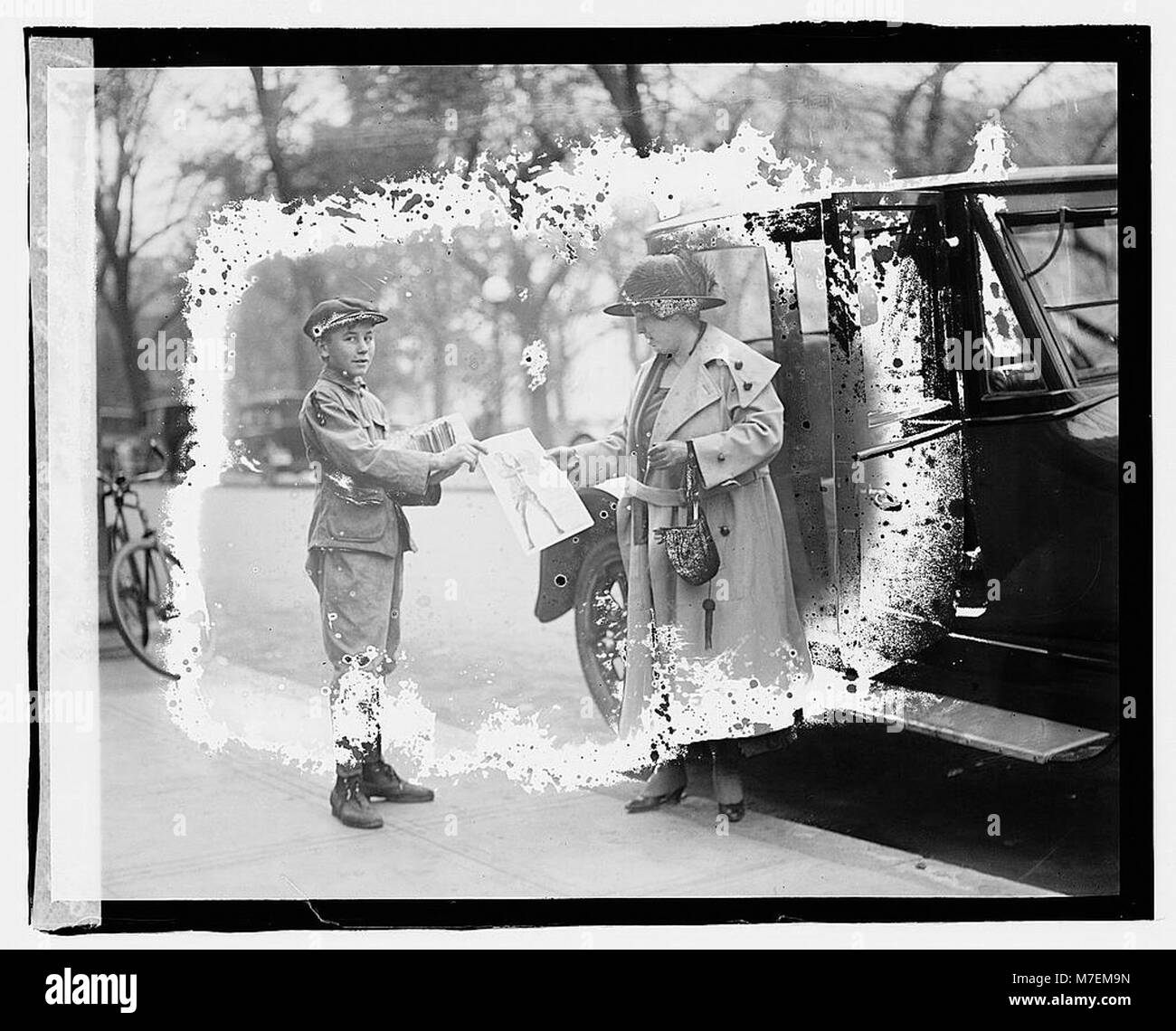 Une image promotionnelle de Real Arts Pictures Corp., représentant des scouts dans un cadre extérieur. L'image met en évidence l'organisation de jeunes et son rôle dans l'enseignement des compétences et des valeurs de plein air. Banque D'Images
