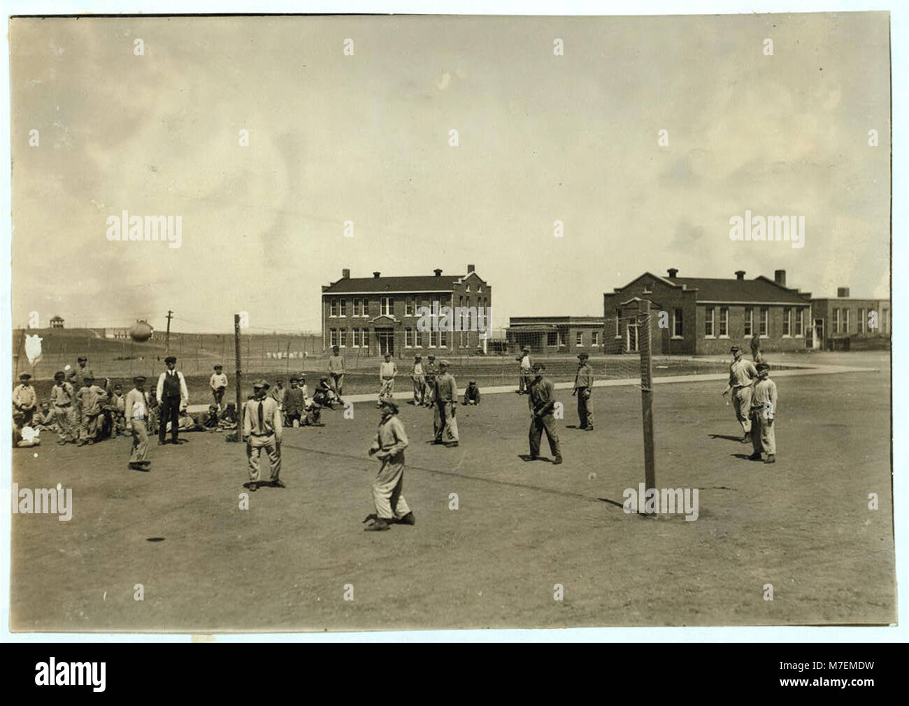 Cette photographie représente un match de volley-ball à l'école d'entraînement Pauls Valley, illustrant les activités récréatives offertes aux élèves de l'école à cette époque. Banque D'Images