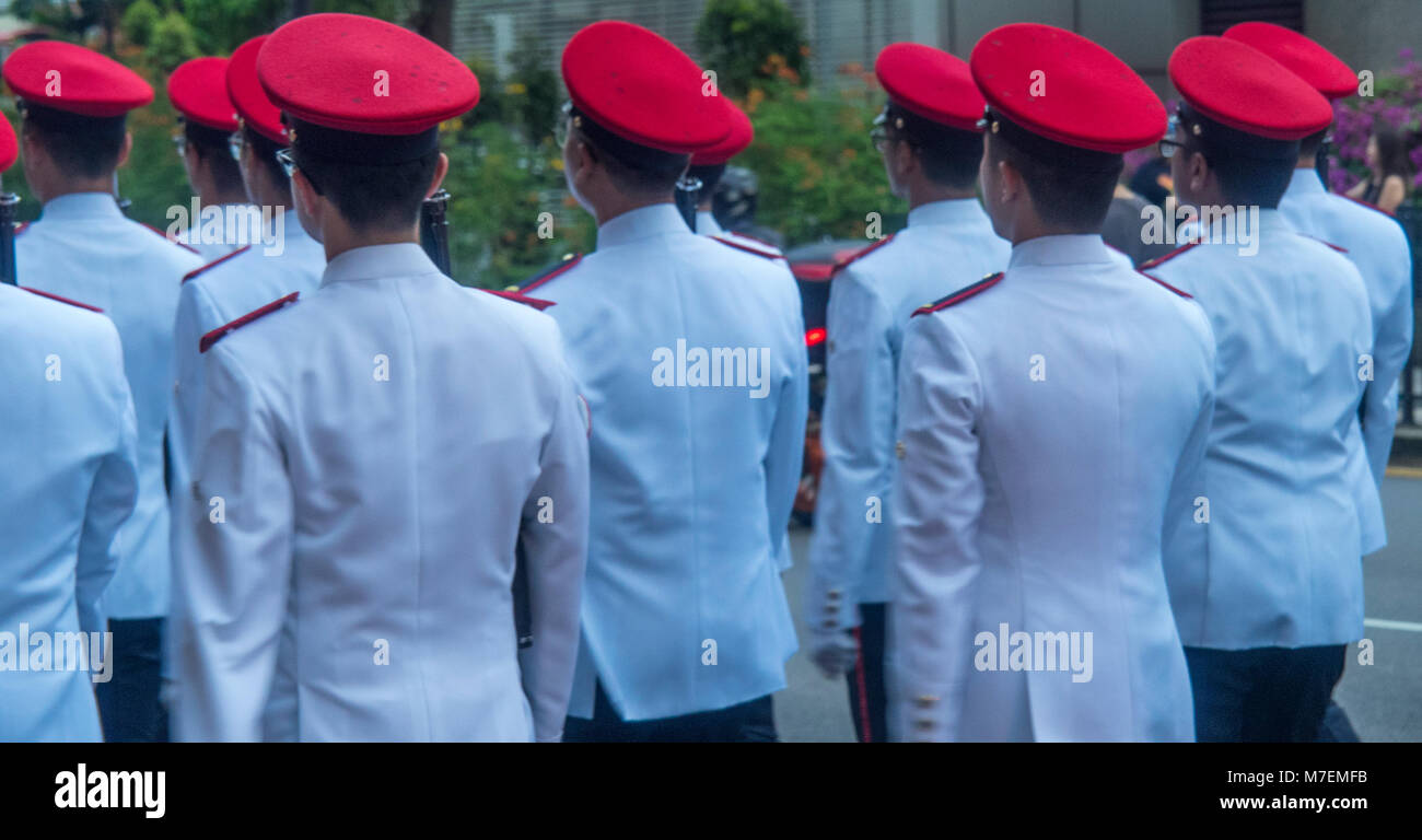 Une fanfare en uniforme défilant vers le bas la rue Orchard Singapour. Banque D'Images