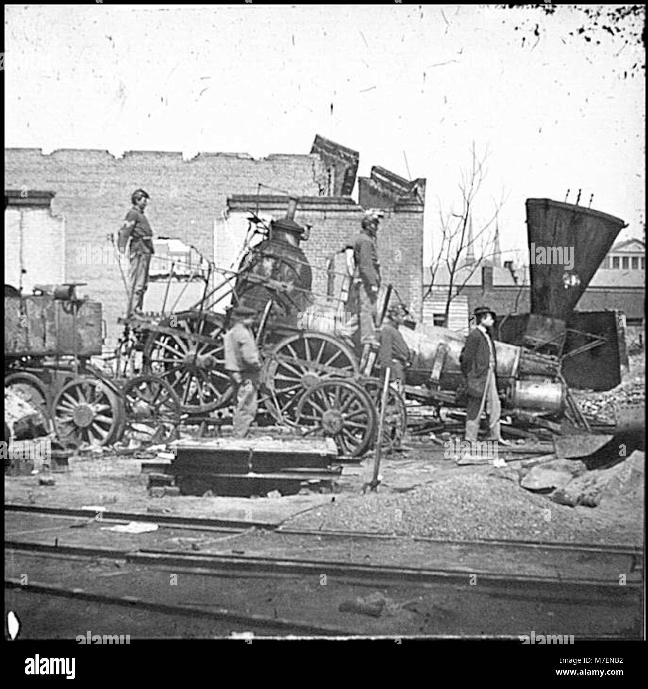 Une photographie représentant une locomotive paralysée au dépôt de Richmond & Petersburg Railroad à Richmond, Virginie. L'image met en évidence l'état endommagé du train et sa position stationnaire au dépôt au début du XXe siècle. Banque D'Images