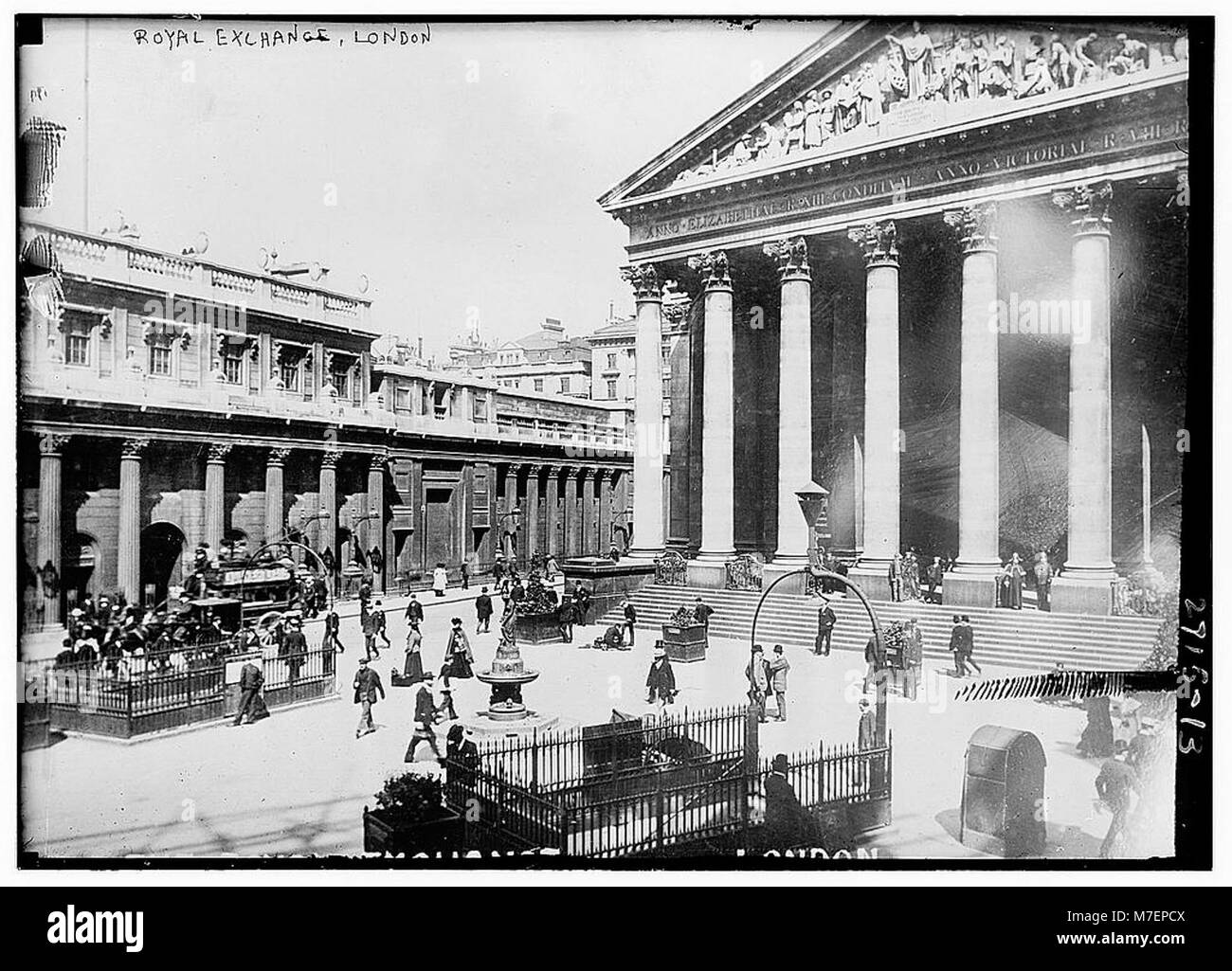 Le Royal Exchange de Londres, un bâtiment emblématique connu pour son importance historique et comme centre commercial, est l'un des monuments les plus reconnus de Londres. Il a été un centre de commerce depuis le 16ème siècle et est maintenant utilisé à diverses fins, y compris la vente au détail et les bureaux. Banque D'Images