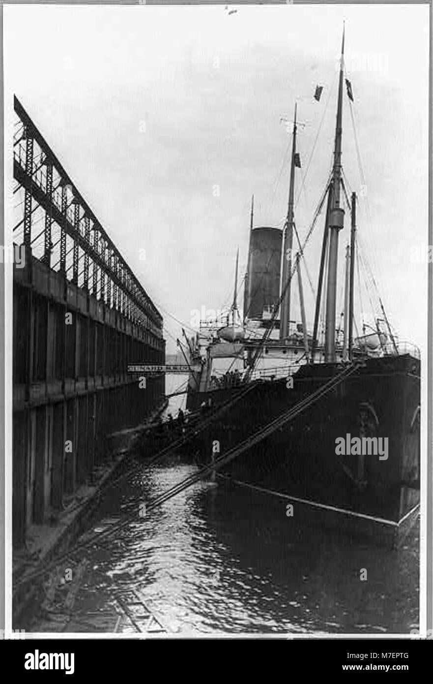 Le S.S. Carpathia, montré amarré à New York, est devenu célèbre pour son sauvetage des survivants du Titanic en 1912, marquant un moment charnière dans l'histoire maritime. Banque D'Images