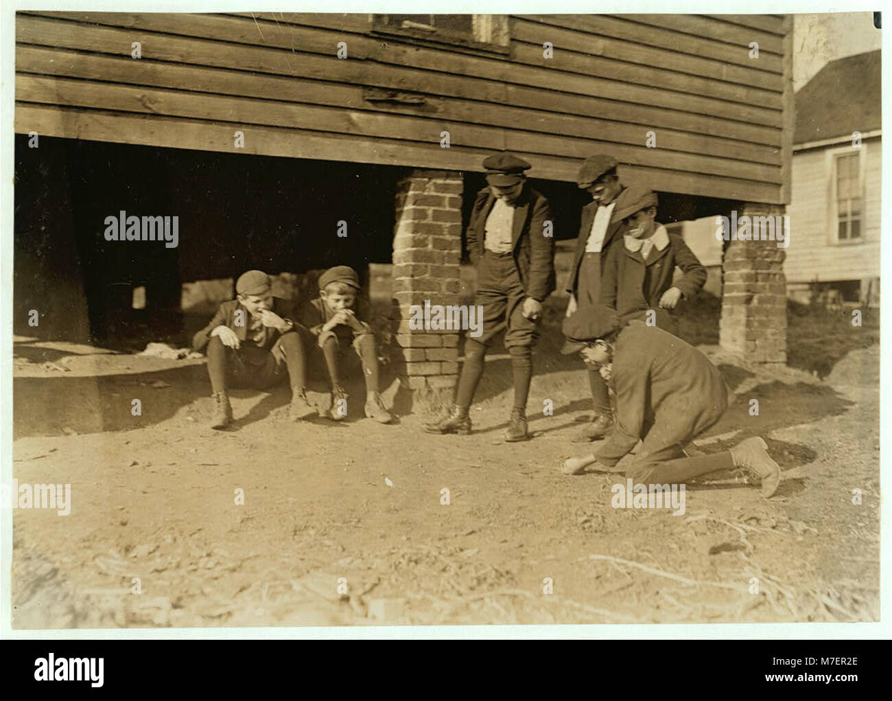 Salisbury, (N.C.) Cotton Mill. Un jeu de billes. Tous ces garçons travaillent dans l'usine. LOC CLB.01525 Banque D'Images