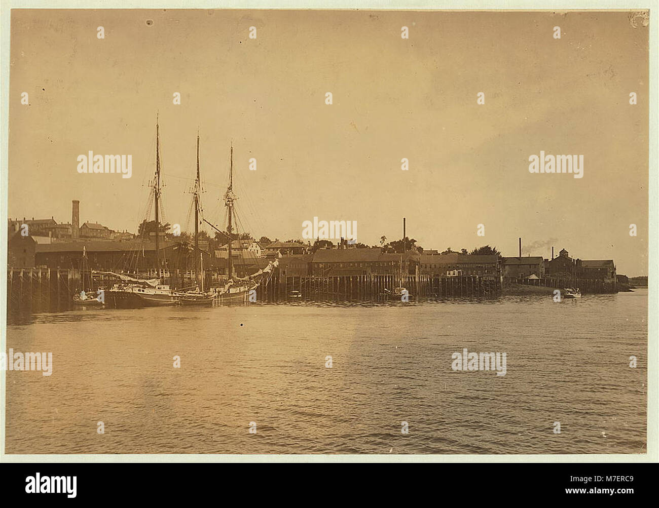 Cette photographie représente les conserveries de sardine à Eastport, dans le Maine, qui étaient une industrie importante au début du XXe siècle. Eastport était connue pour son industrie de la mise en conserve du poisson, en particulier les sardines, vitale pour l'économie locale. Banque D'Images