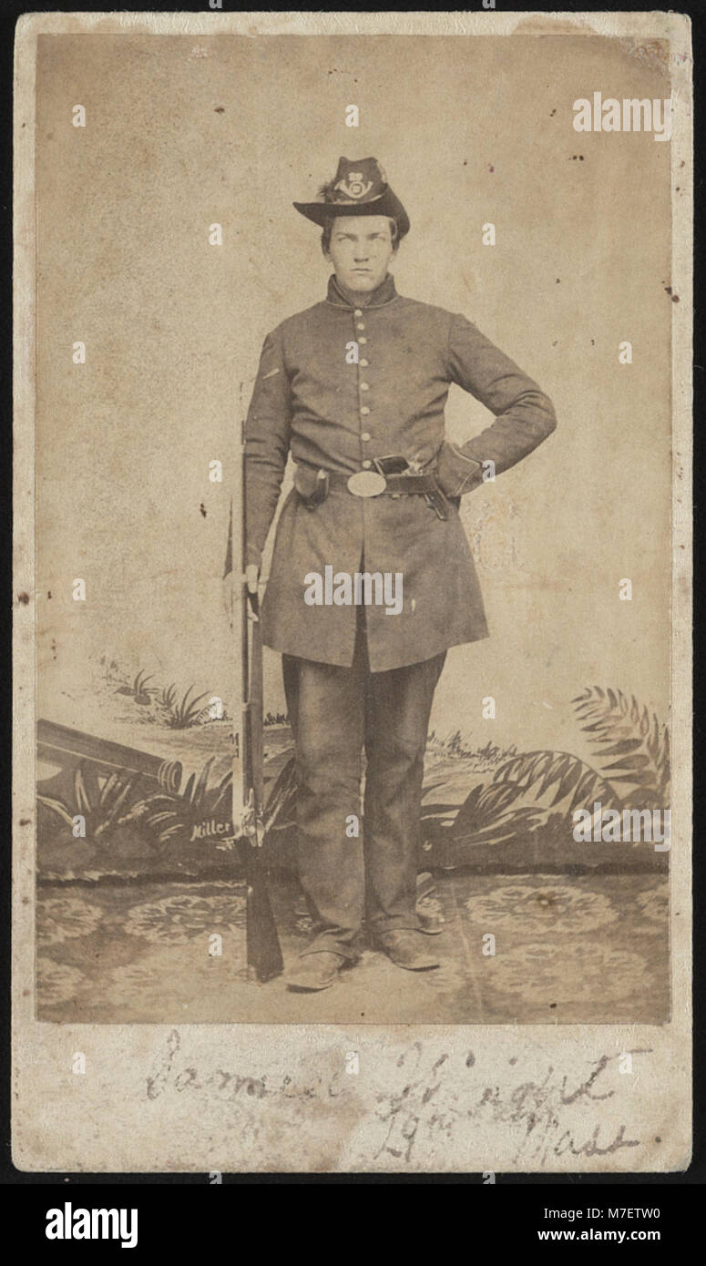 Le sergent Samuel Cole Wright de Co. e, 29e Régiment d'infanterie du Massachusetts, debout en uniforme avec revolver et fusil en face de toile peinte) - Galerie Photographique de l'Union européenne, 'Camp RCAC2017659677 Banque D'Images