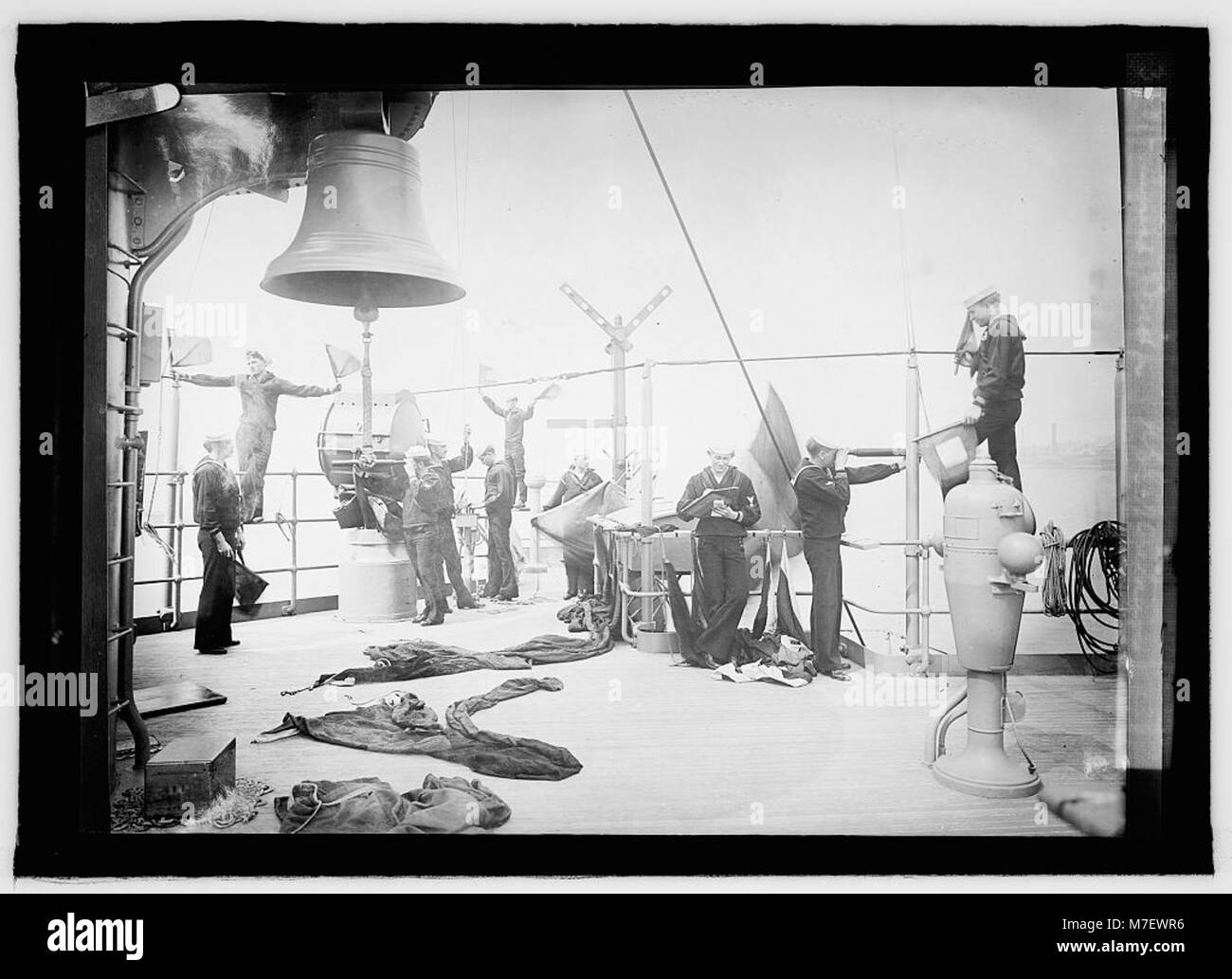 Le pont de signalisation à bord de l'U.S.S. Montana, utilisé pour la communication entre le navire et d'autres navires de la marine, est représenté sur cette photographie, soulignant son importance dans les opérations navales. Banque D'Images