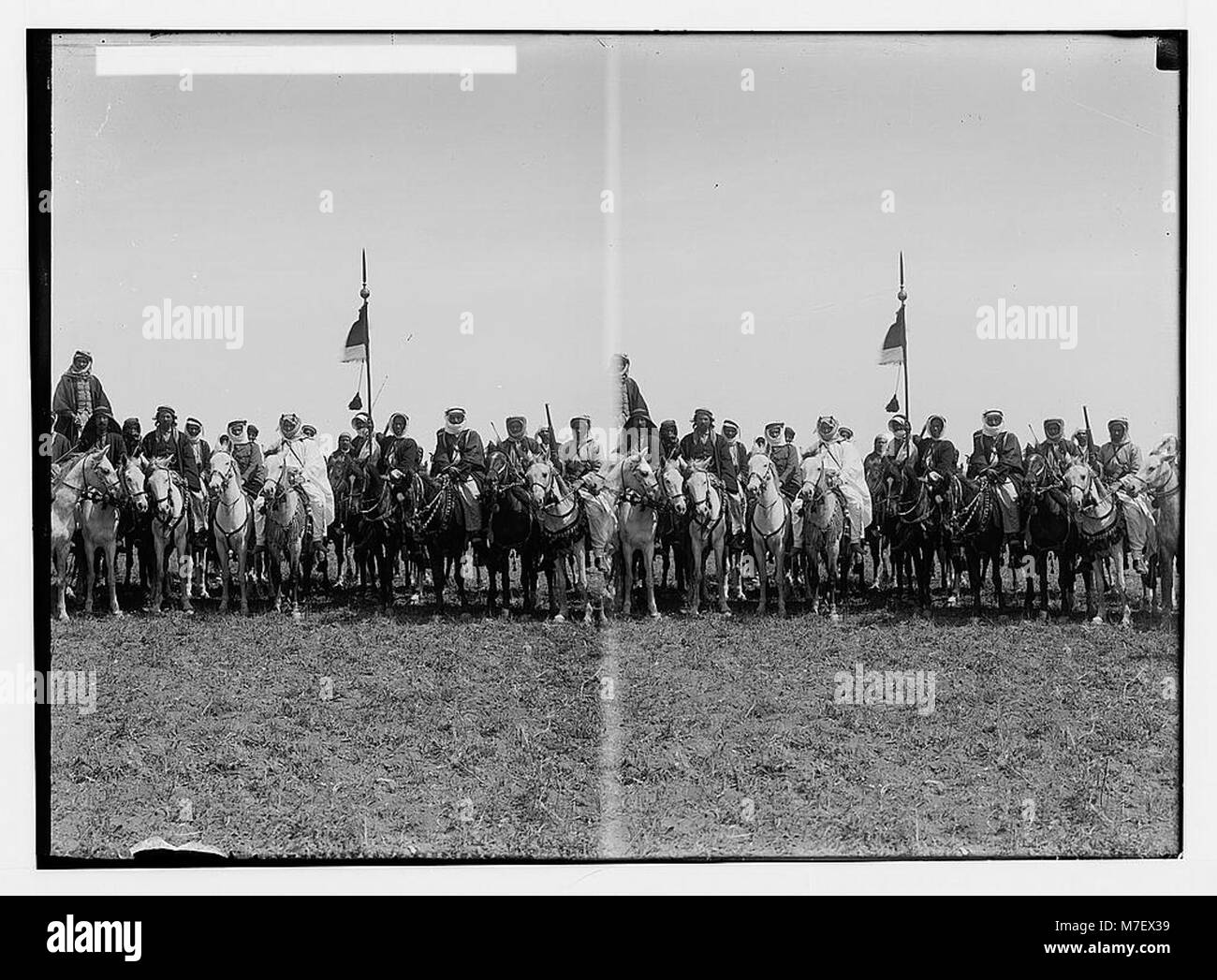 La deuxième visite de Sir Herbert Samuel en Transjordanie, documentée dans une photographie montrant le garde du corps de l’émir monté à cheval, soulignant le contexte historique et politique de la région. Banque D'Images
