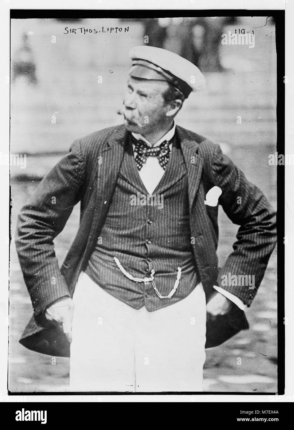 Portrait officiel de Sir Thomas Lipton, un homme d’affaires écossais connu pour ses contributions à l’industrie du thé et ses efforts dans les courses de yacht de l’America’s Cup. L'image illustre sa présence digne et sa réussite commerciale. Banque D'Images