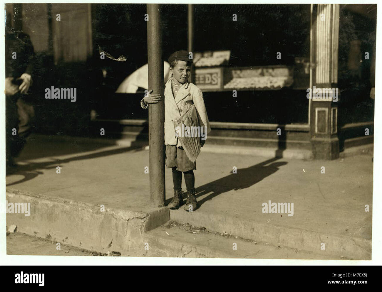 Six ans, Tony se lève à 5-00 heures par jour pour vendre des journaux. Il est un mendiant. 'P-l-e-a-s-e Achetez-moi documents.' LOC CPH.3A01153 Banque D'Images