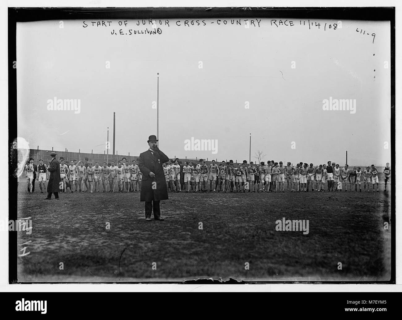 Une photographie capturant le départ d'une course junior de cross-country, tenue le 14 novembre 1908, mettant en vedette de jeunes athlètes dans les sports du début du XXe siècle. Banque D'Images