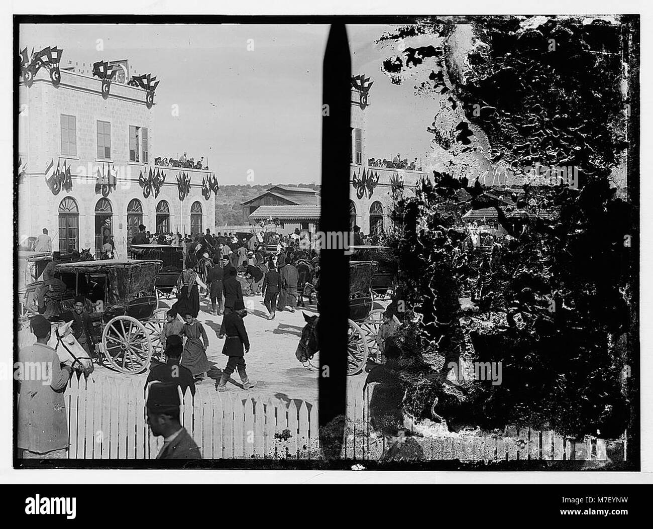 Visite d'État à Jérusalem de Guillaume II d'Allemagne en 1898. Foule à Jérusalem railroad station ; (une autre vue de la foule à Jérusalem railroad station). LOC.04578 matpc Banque D'Images