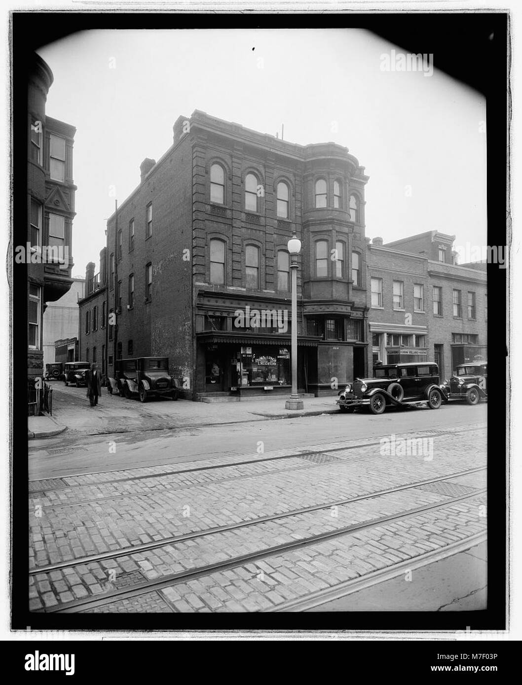 Une photographie montrant une vitrine traditionnelle, reflétant la conception architecturale et le style des bâtiments commerciaux du début du XXe siècle. Banque D'Images