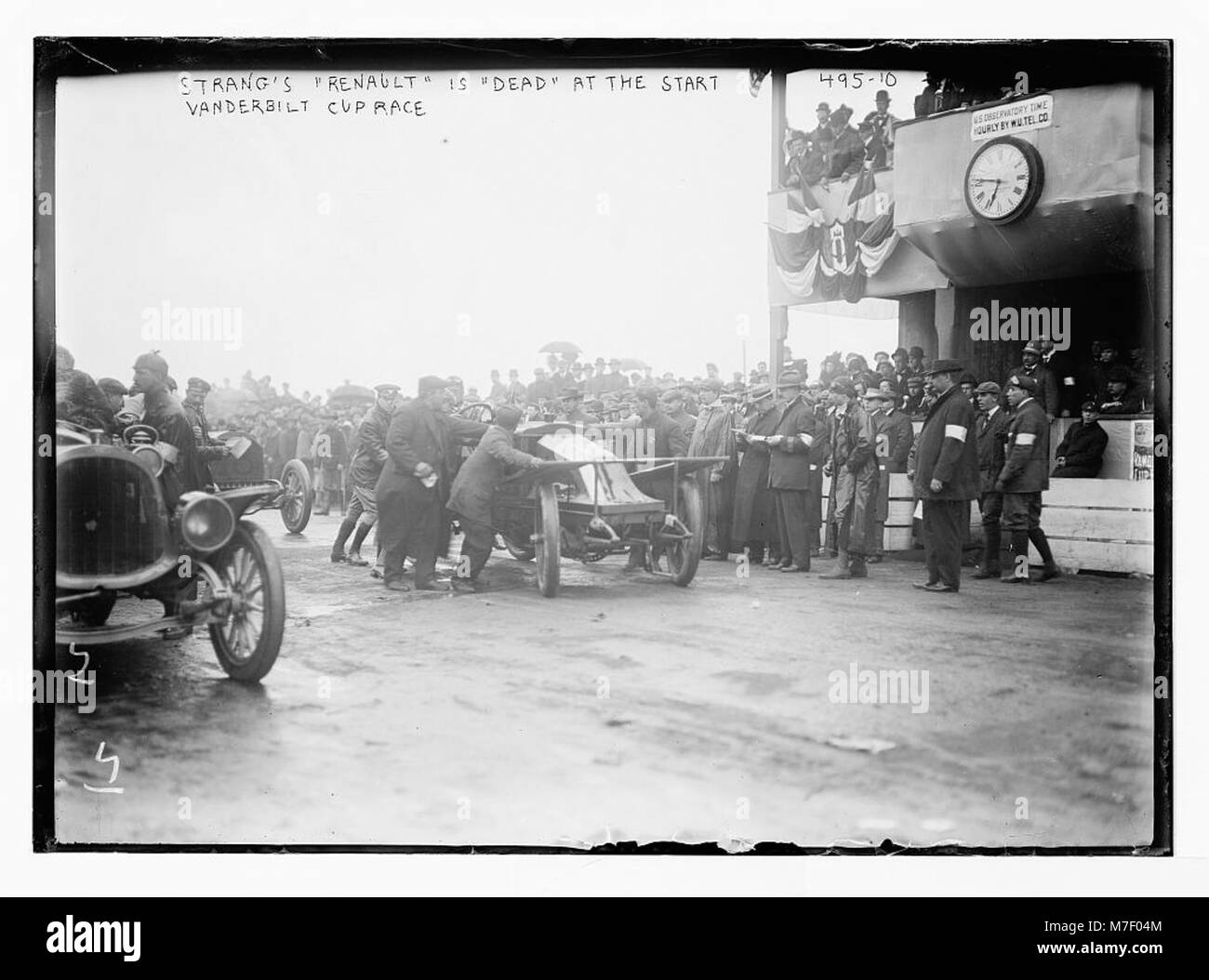 La Renault de Strang n’a pas pu démarrer pendant la Vanderbilt Cup Race. L’image capture le moment de la défaillance mécanique, marquant un événement clé dans l’histoire de la course. Banque D'Images