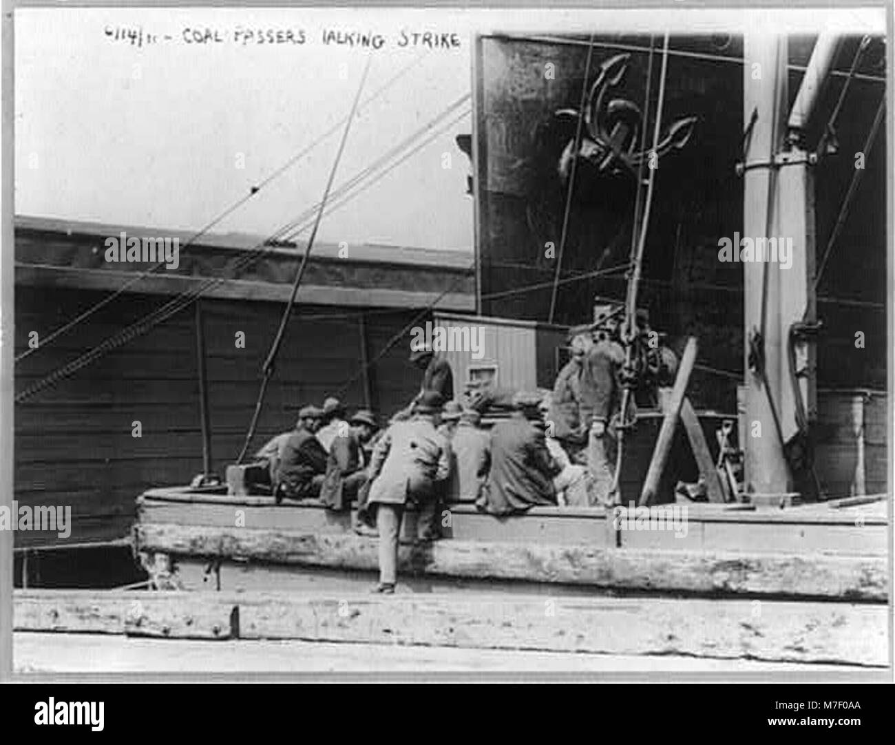 Une photographie de marins en grève, de passants de charbon discutant de leur grève sur un bateau le 14 juin 1911. L'image capture un moment charnière dans le mouvement ouvrier au début du XXe siècle. Banque D'Images