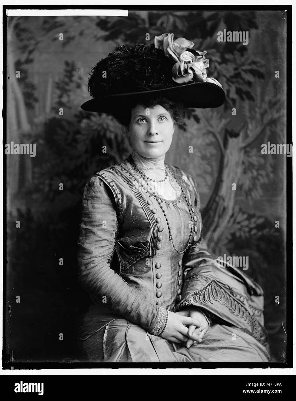 Une photographie représentant les trois grands maîtres du Conseil suprême, probablement issus d'une organisation maçonnique, montrant leur tenue cérémonielle et leur rôle important dans la direction de la société. Banque D'Images