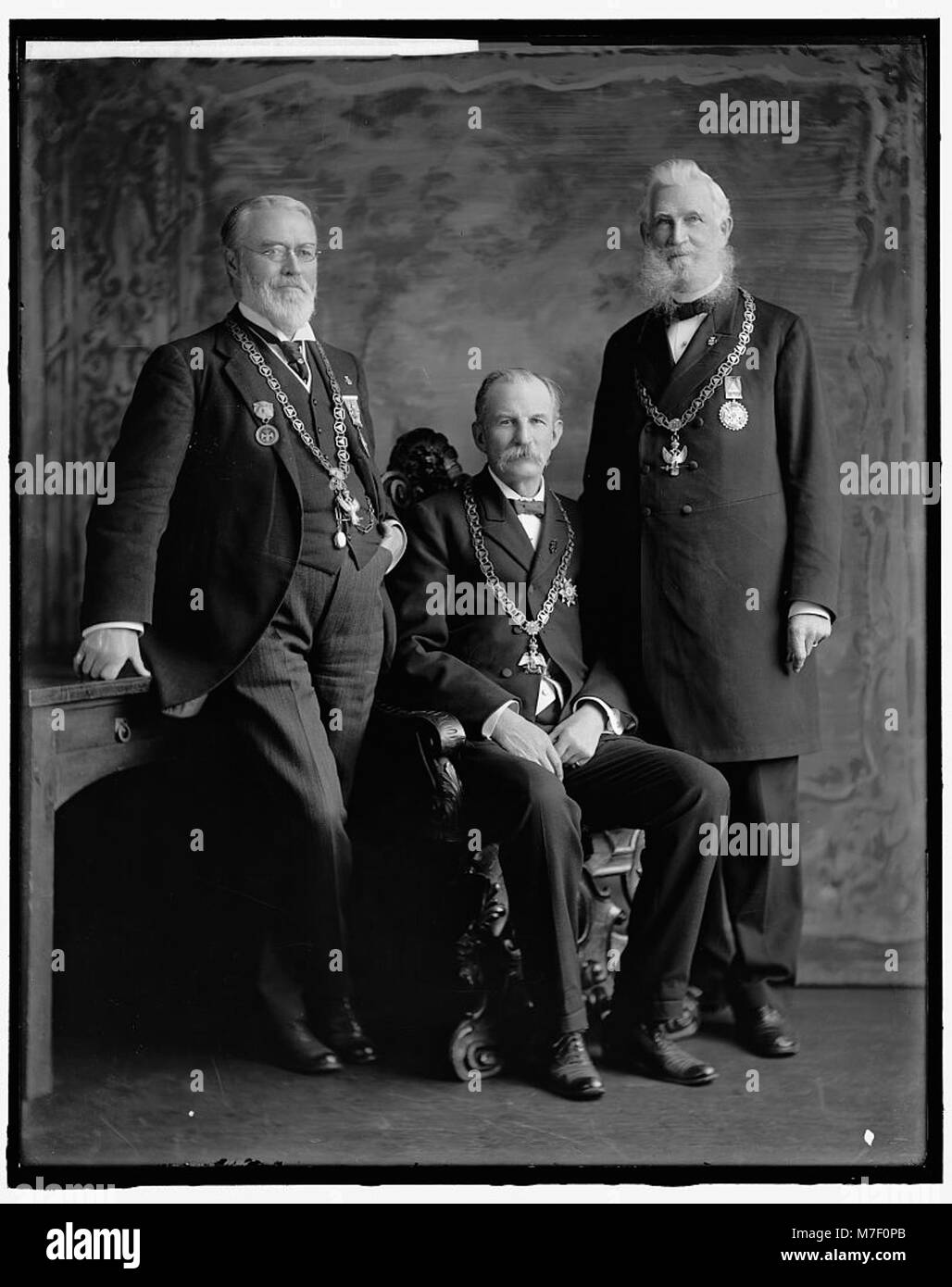 Une image formelle des trois grands maîtres du Conseil suprême, reflétant la structure de leadership au sein de la franc-maçonnerie. Cette photo illustre leur rôle symbolique et leur rang élevé dans l'organisation. Banque D'Images