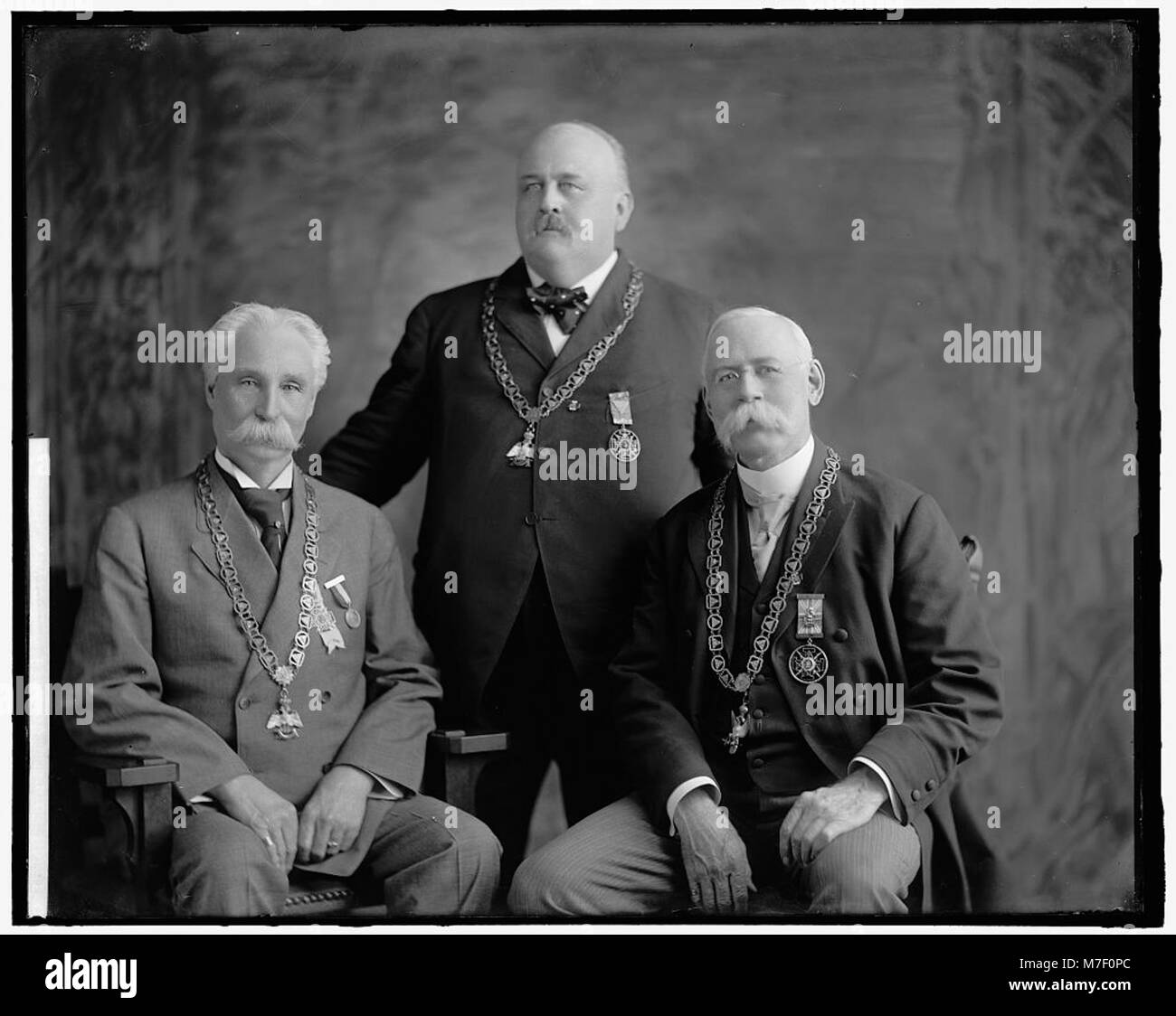 L’image représente les trois secrétaires généraux du Conseil suprême, des personnalités centrales dans la supervision des tâches administratives et organisationnelles au sein de la structure du conseil. Banque D'Images