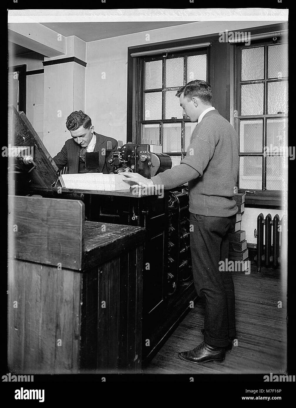 Photographie montrant les premières machines de tabulation utilisées dans le recensement américain. Ces machines ont joué un rôle crucial dans la collecte de données et le développement des processus statistiques aux États-Unis. Banque D'Images