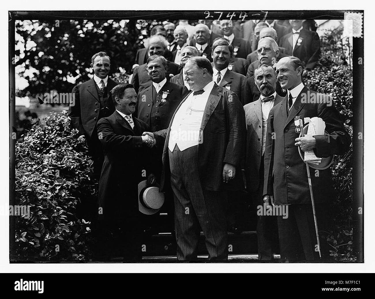 Photographie du président William H. Taft et de la Commission de notification à la Maison Blanche, probablement lors d'une réunion officielle du gouvernement ou d'une annonce. Banque D'Images