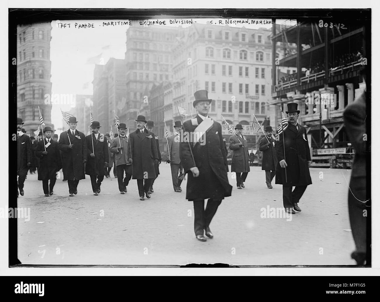 Une image d'un défilé de Taft mettant en vedette la maritime Exchange Division, avec C.R. Norman comme maréchal. L'événement a eu lieu à New York, capturant un moment historique de procession publique. Banque D'Images