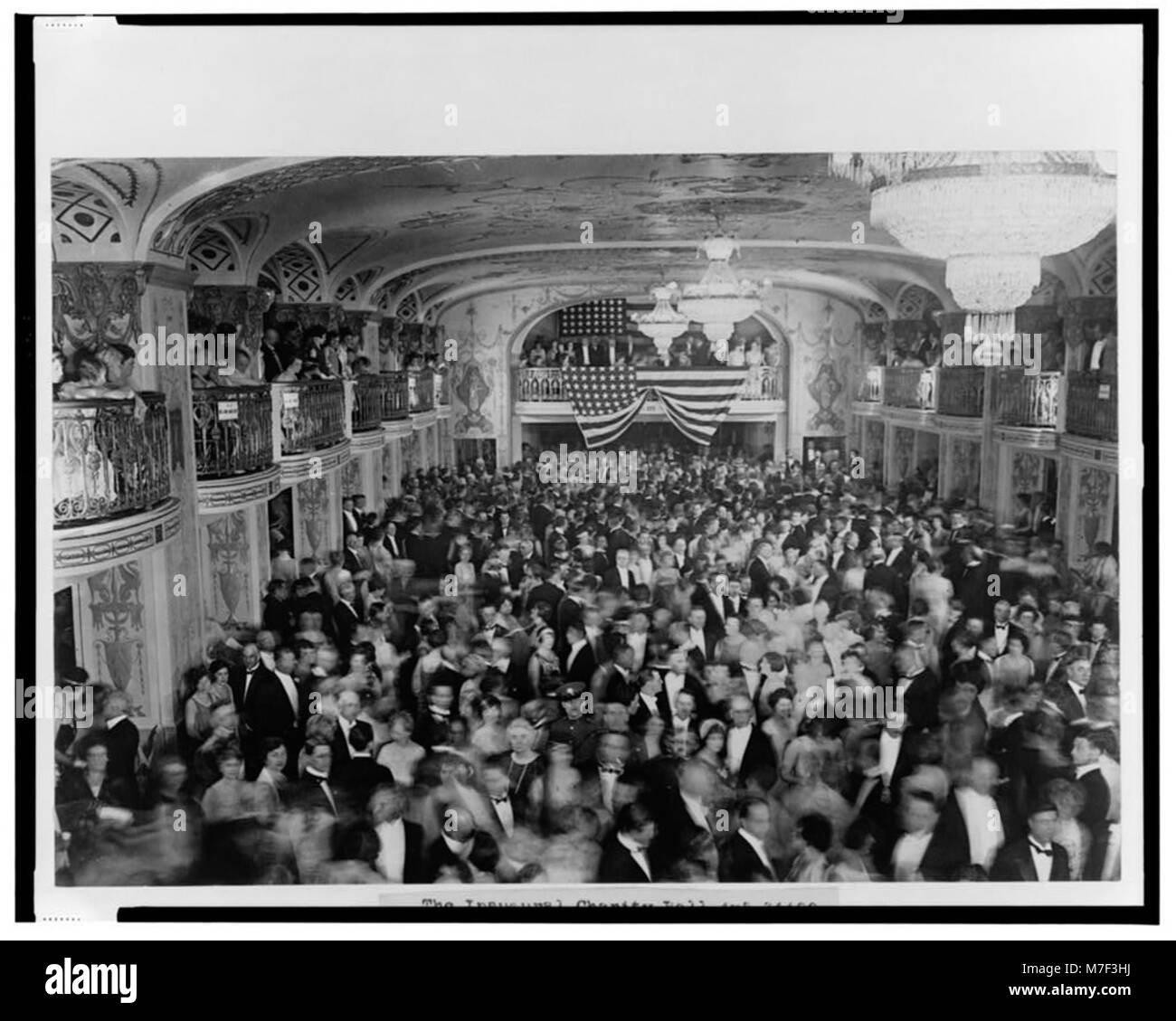 L'image capture le bal de charité inaugural, un événement organisé pour une noble cause. La cérémonie met en lumière les tenues officielles, les rassemblements sociaux et les contributions philanthropiques au début du XXe siècle. Banque D'Images