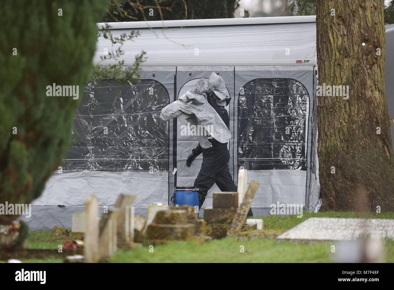 Une tente dressée sur la tombe de Liudmila Skripal, l'épouse de Sergueï Skripal, à la London Road cemetery à Salisbury, Wiltshire, que les enquêtes se poursuivent au cimetière où l'ex-épouse de l'agent double russe et son fils ont été enterrés. Banque D'Images