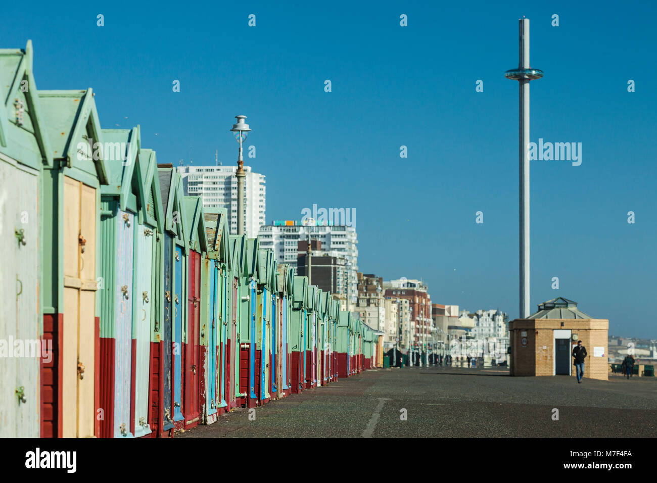 Front de mer de Brighton, East Sussex, Angleterre. i360 tower au loin. Banque D'Images