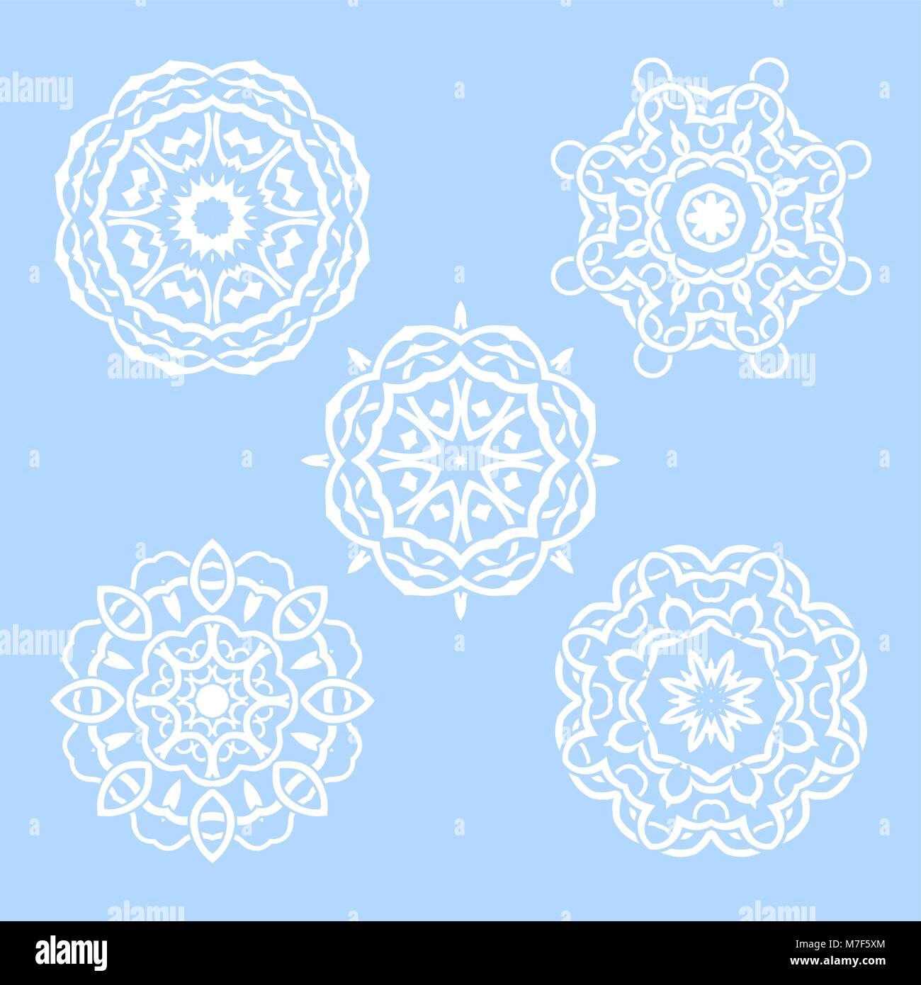 Vector set de cinq tables rondes des flocons de neige. Illustration de mandalas blanc sur fond bleu Illustration de Vecteur